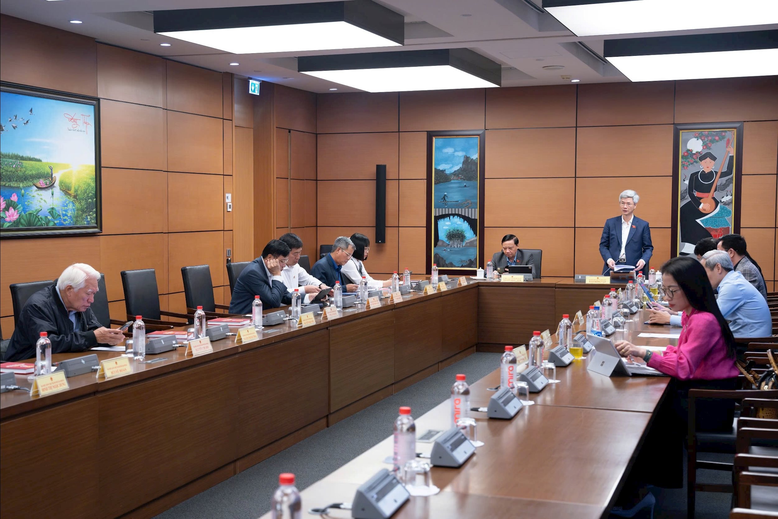 Trưởng Đoàn ĐBQH chuyên trách tỉnh Hưng Yên Đào Hồng Vận chủ trì phiên thảo luận tổ