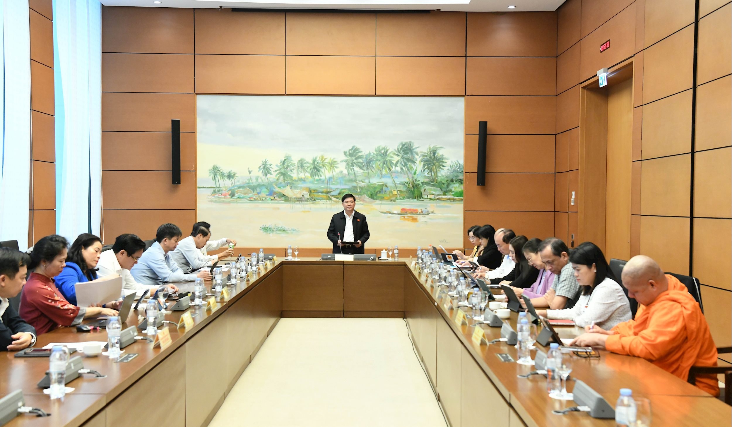 Trưởng Đoàn ĐBQH Thành phố Cần Thơ Nguyễn Tuấn Anh điều hành phiên thảo luận tổ