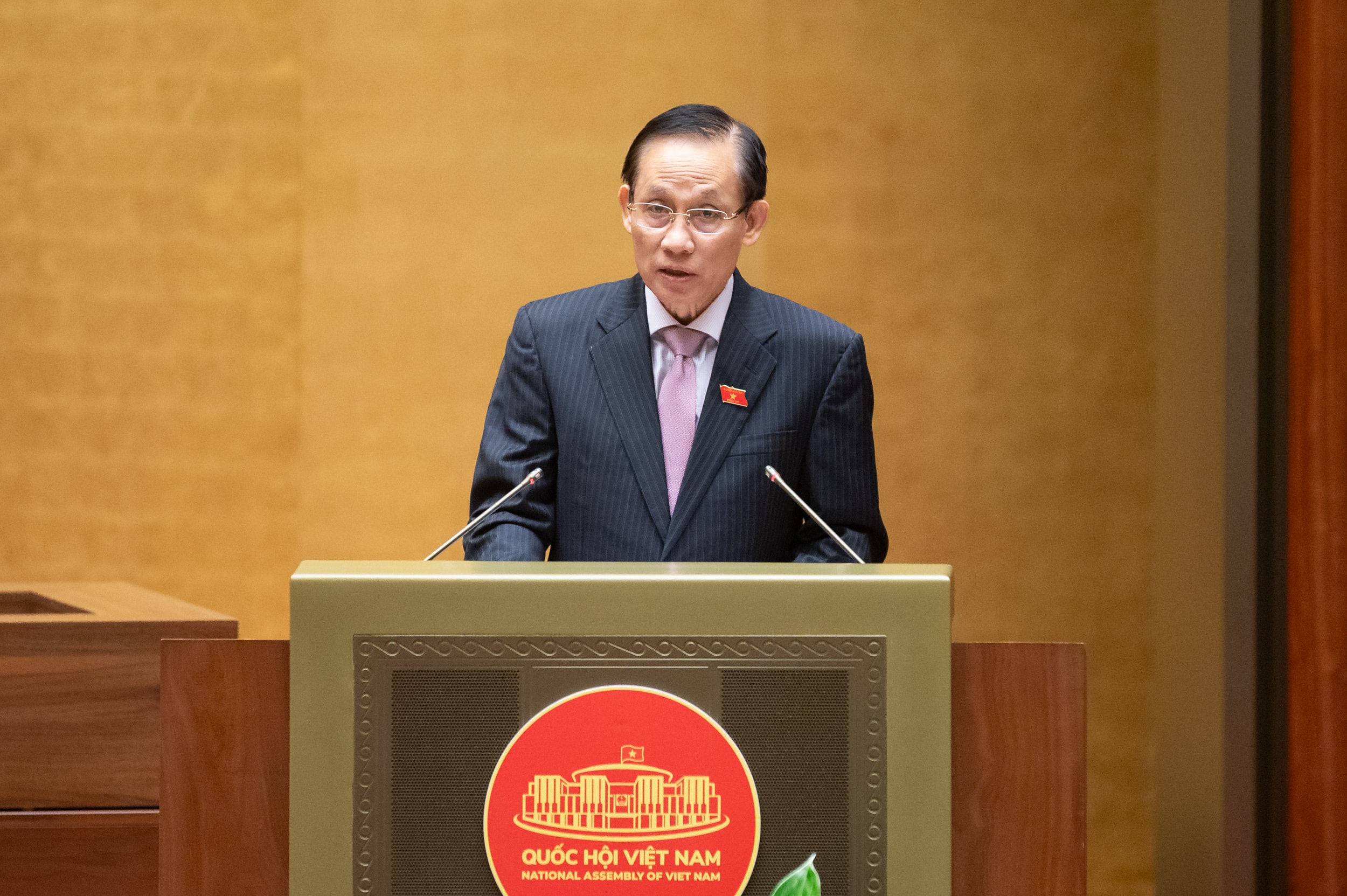 Ο Υπουργός Εξωτερικών Λε Χοάι Τρουνγκ, εξουσιοδοτημένος από τον Πρωθυπουργό, παρουσίασε την έκθεση σχετικά με το σχέδιο νόμου που τροποποιεί και συμπληρώνει ορισμένα άρθρα του Νόμου περί Διεθνών Συνθηκών.