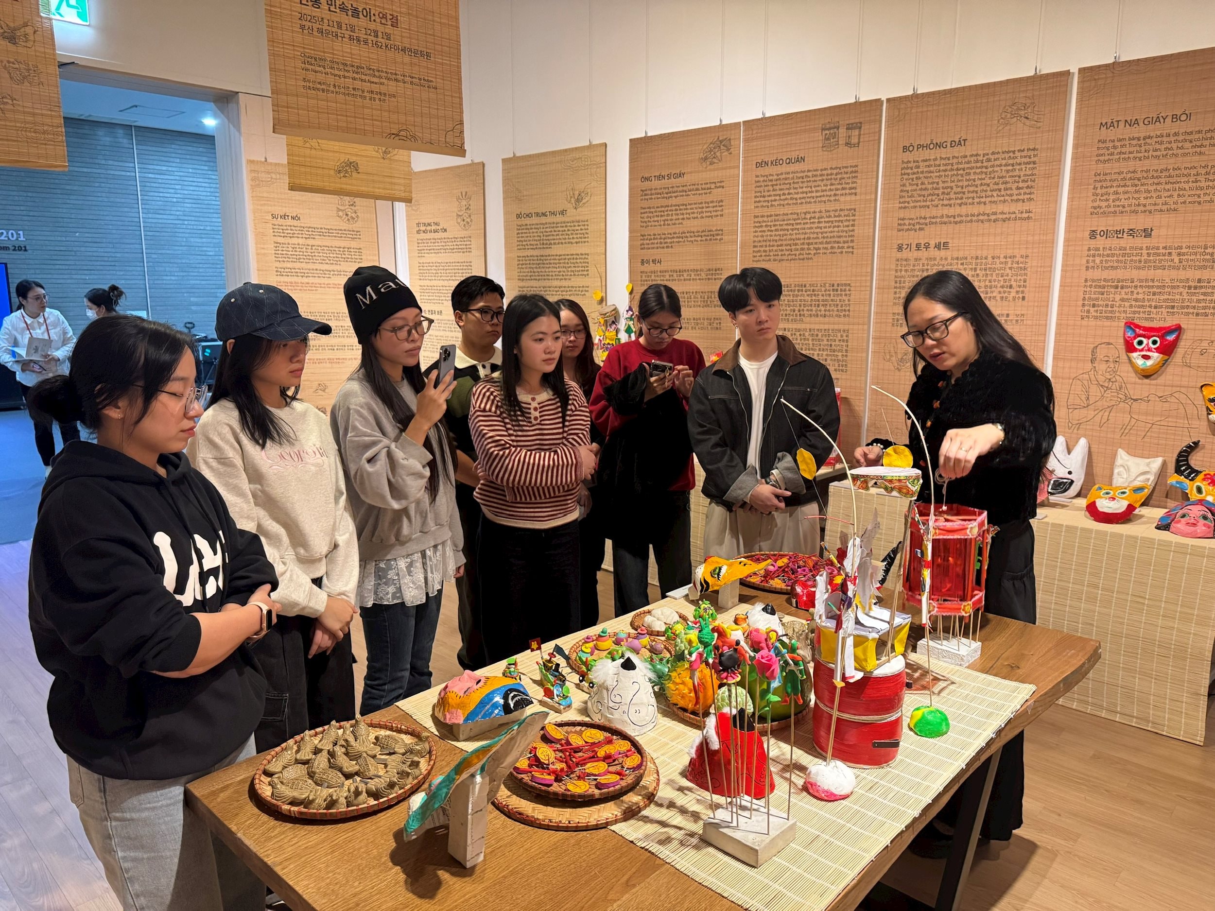 6. Các bạn trẻ hào hứng tìm hiểu về đồ chơi dân gian trong trưng bày