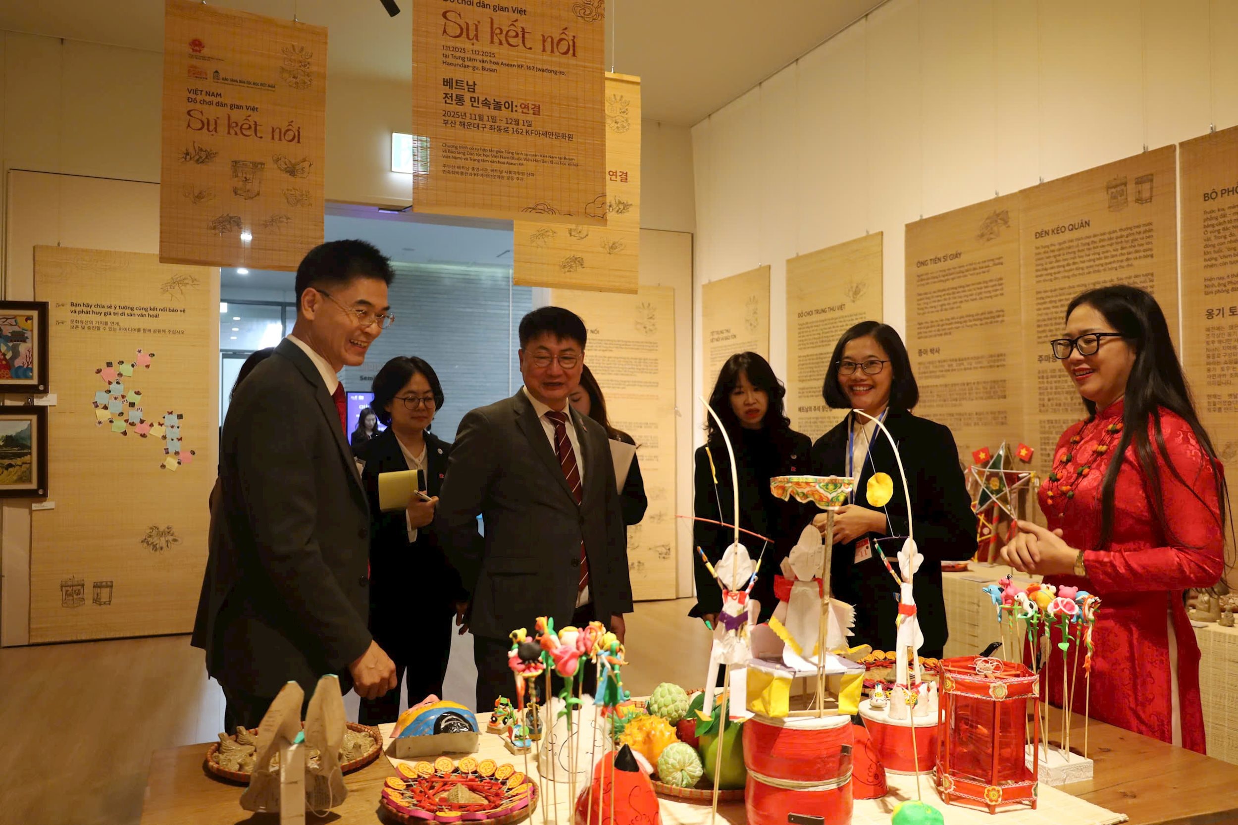 9. Khách tham quan tìm hiểu về trưng bày _Đồ chơi dân gian Việt_ Sự kết nối_