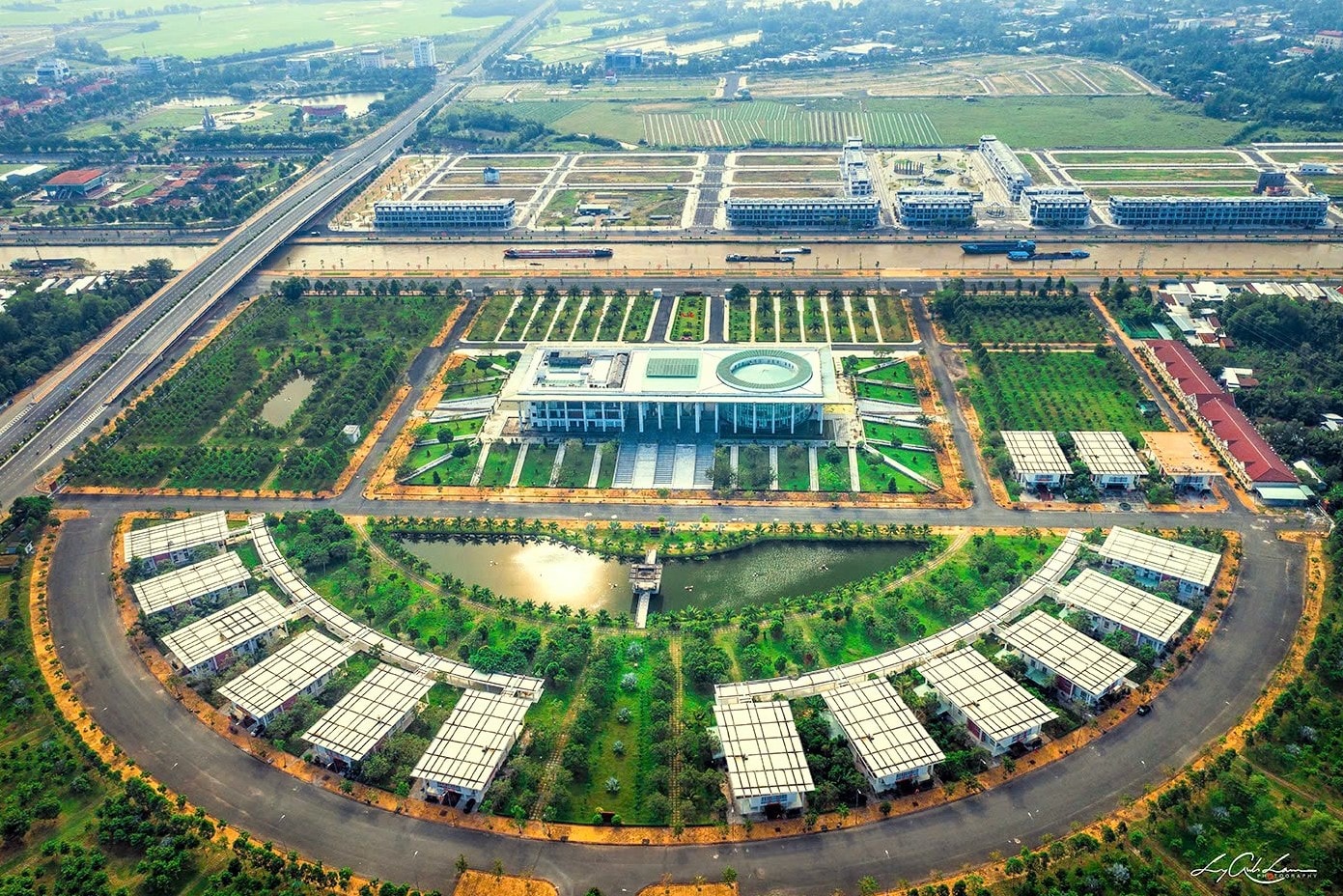 Bureau du Comité provincial du Parti et de nombreux autres organismes de la province de Hau Giang