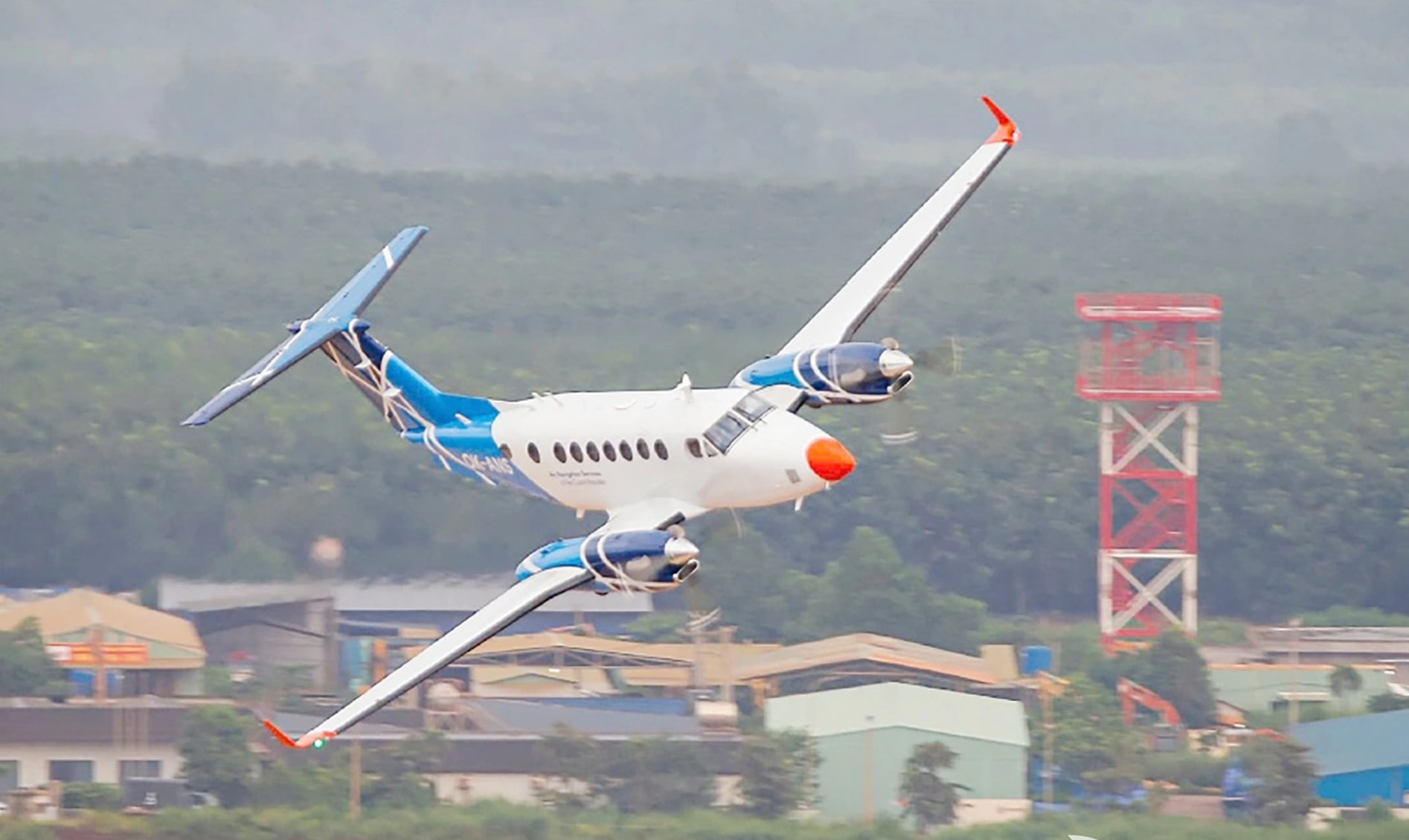 Bản sao Tàu bay King Air B350 thực hiện bay hiệu chuẩn tại Sân bay Long Thành. Ảnh- Phạm Tùng