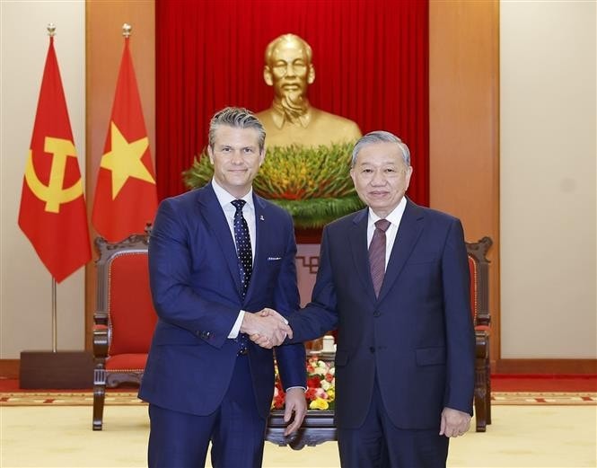 Party General Secretary To Lam (R) and US Secretary of War Pete Hegseth (Photo: VNA)