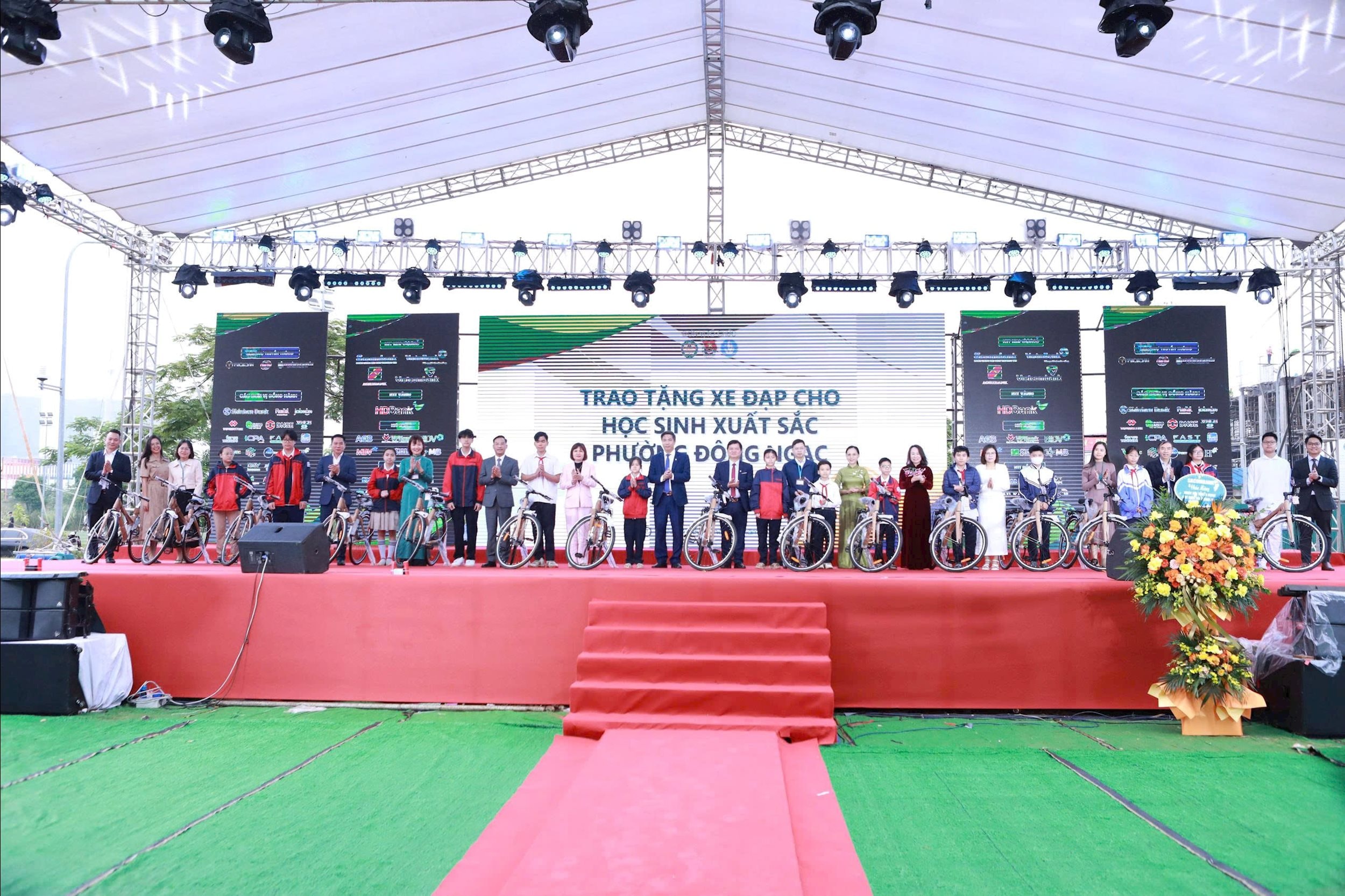 Học viện Tài chính trao tặng 15 chiếc xe đạp cho học sinh xuất sắc phường Đông Ngạc, ngày 2/11. Ảnh: Tuệ Anh