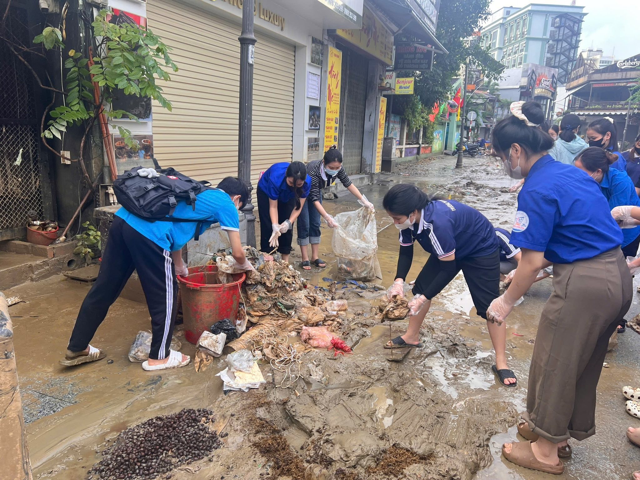 Hình ảnh được cập nhật tại tuyến đường Võ Thị Sáu sáng 01/11 với sự tham gia của các bạn đoàn viên, thanh niên trường ĐH Ngoại ngữ, ĐH Du lịch - ĐH Huế.