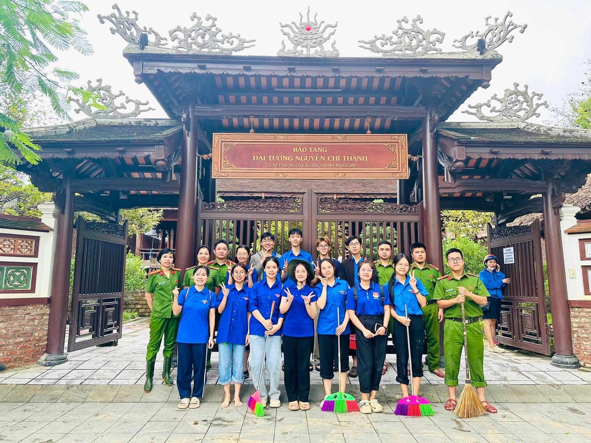 Chiều 31/10, tuổi trẻ Phú Xuân tham gia tổng dọn vệ sinh tại Bảo tàng Đại tướng Nguyễn Chí Thanh.