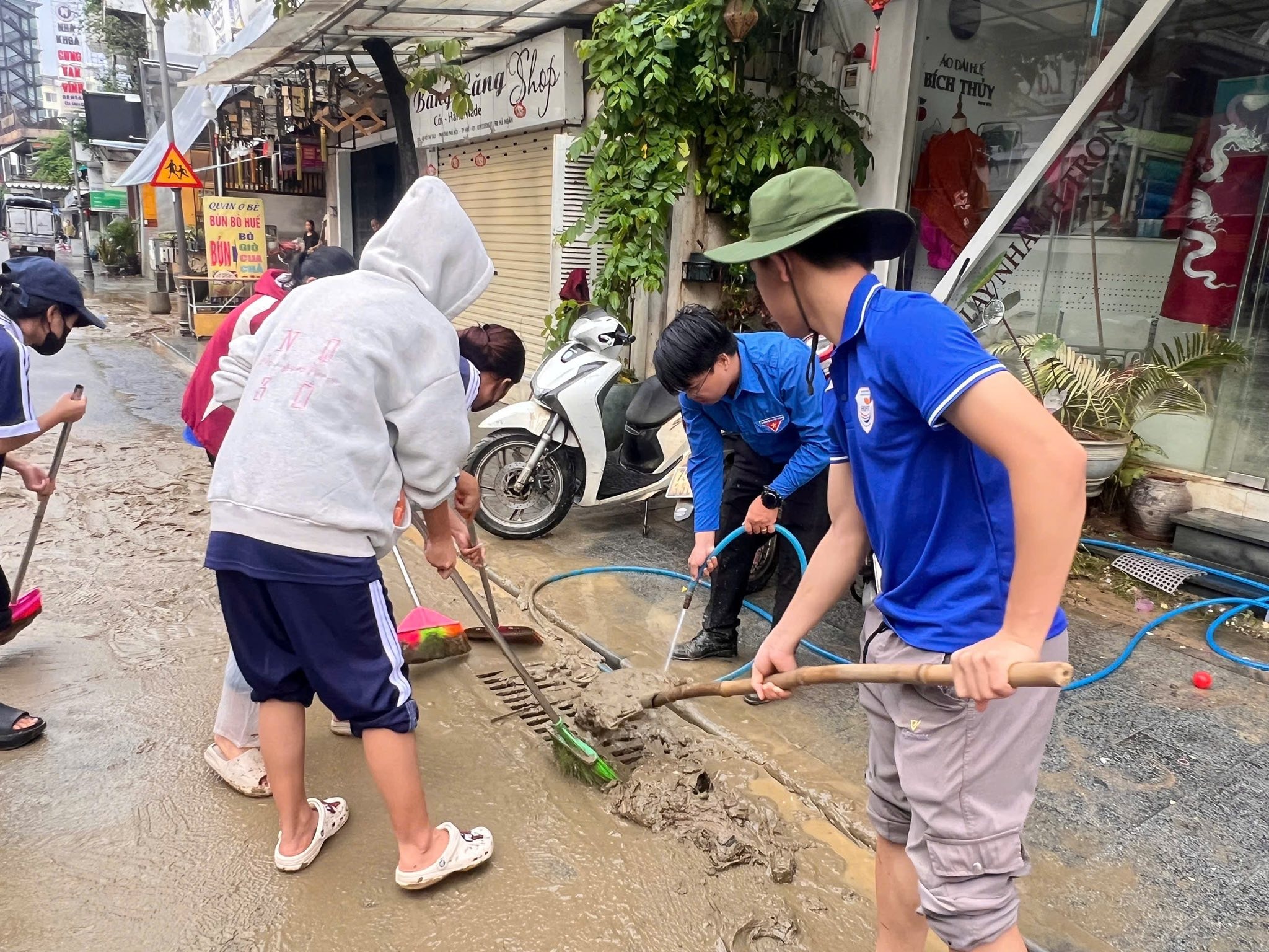 Hình ảnh tại tuyến đường Võ Thị Sáu sáng 01/11 với sự tham gia của các bạn đoàn viên, thanh niên trường ĐH Ngoại ngữ, ĐH Du lịch - ĐH Huế.