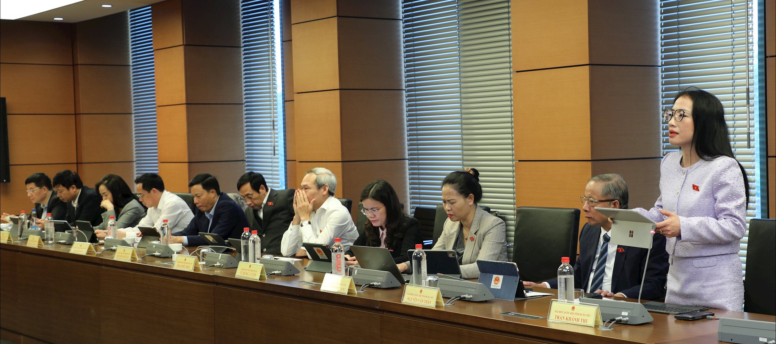 Các đại biểu Quốc hội tỉnh Hưng Yên tham dự buổi thảo luận tổ