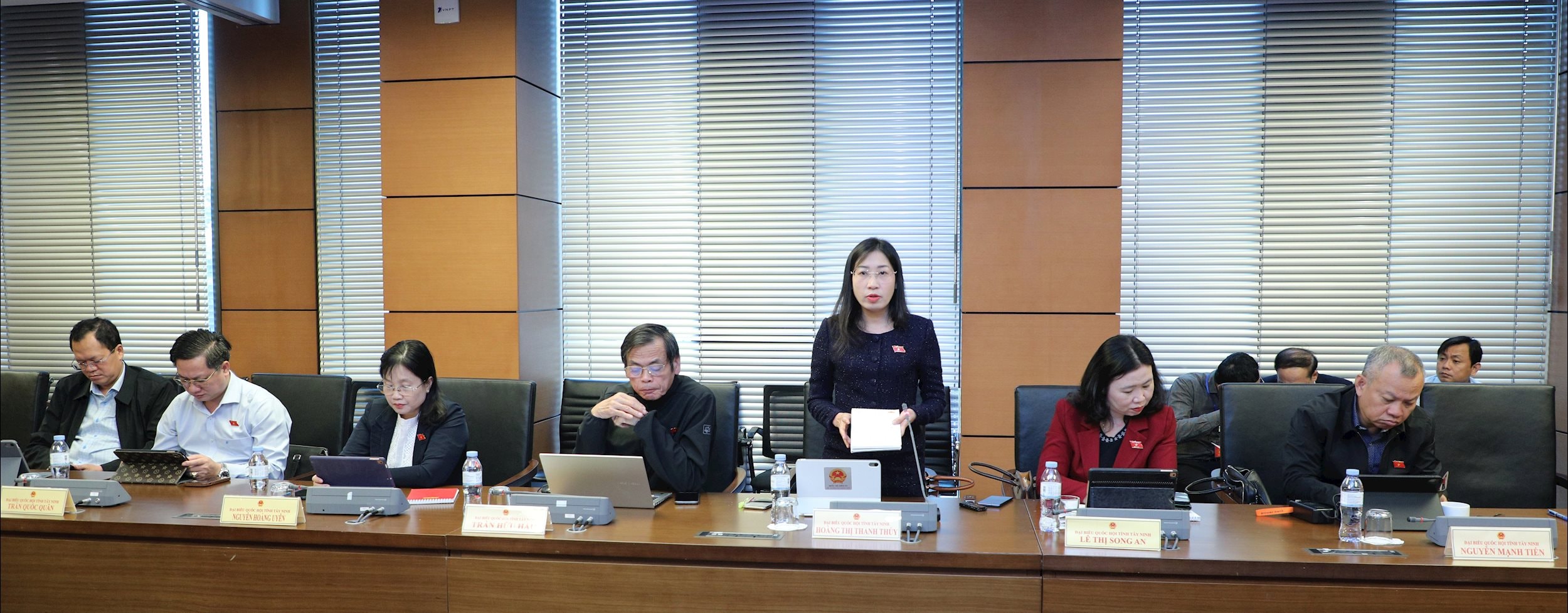 Các đại biểu Quốc hội tỉnh Tây Ninh thảo luận tại tổ