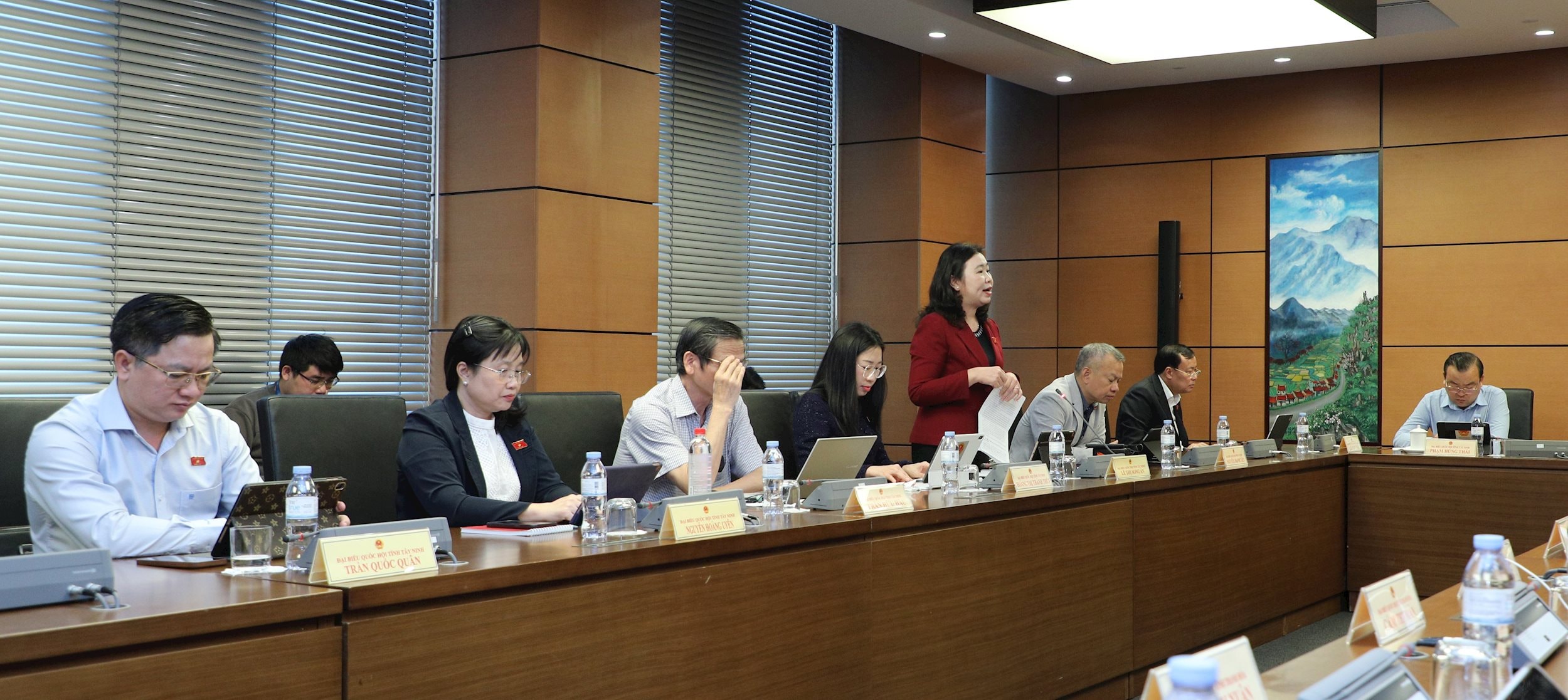 Các đại biểu Quốc hội tỉnh Tây Ninh thảo luận tại tổ