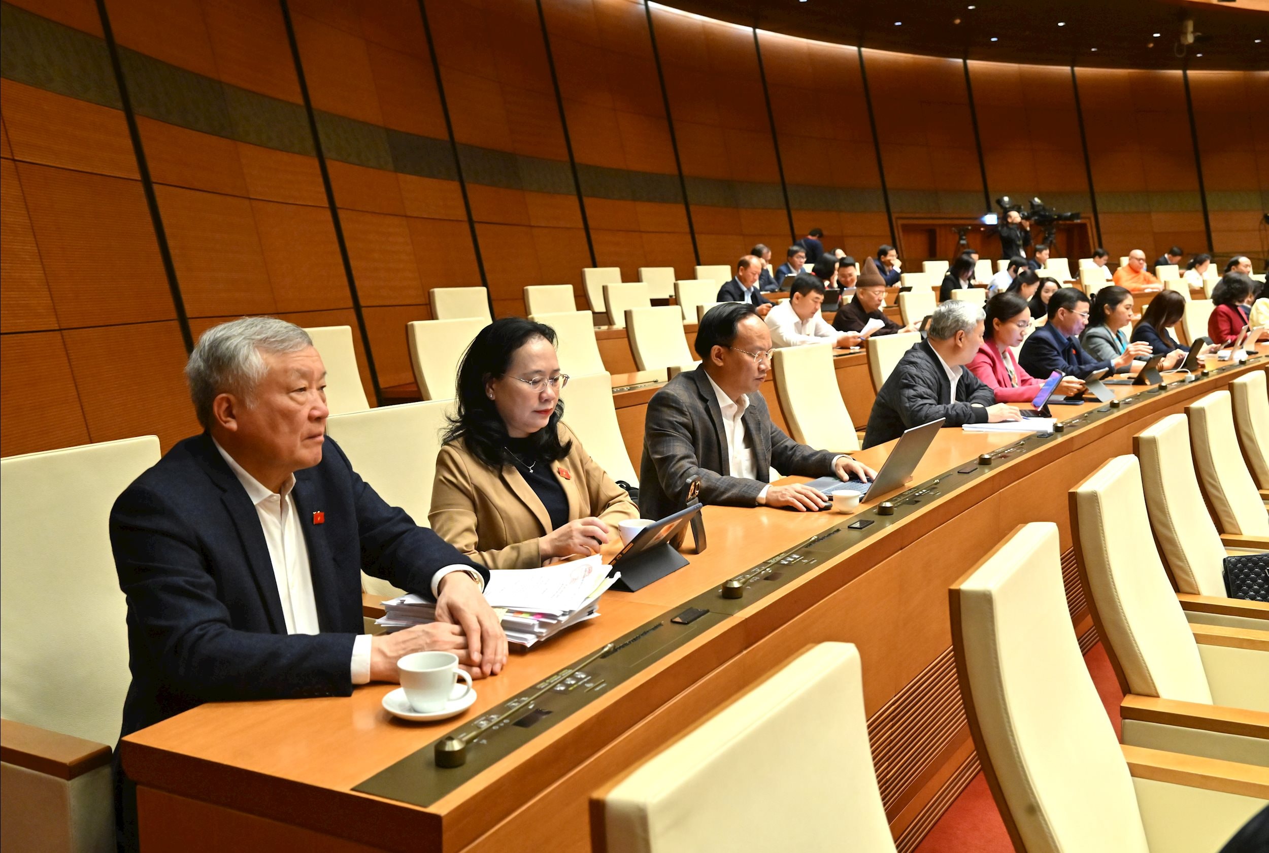 Các đại biểu tại phiên họpVQK_5136