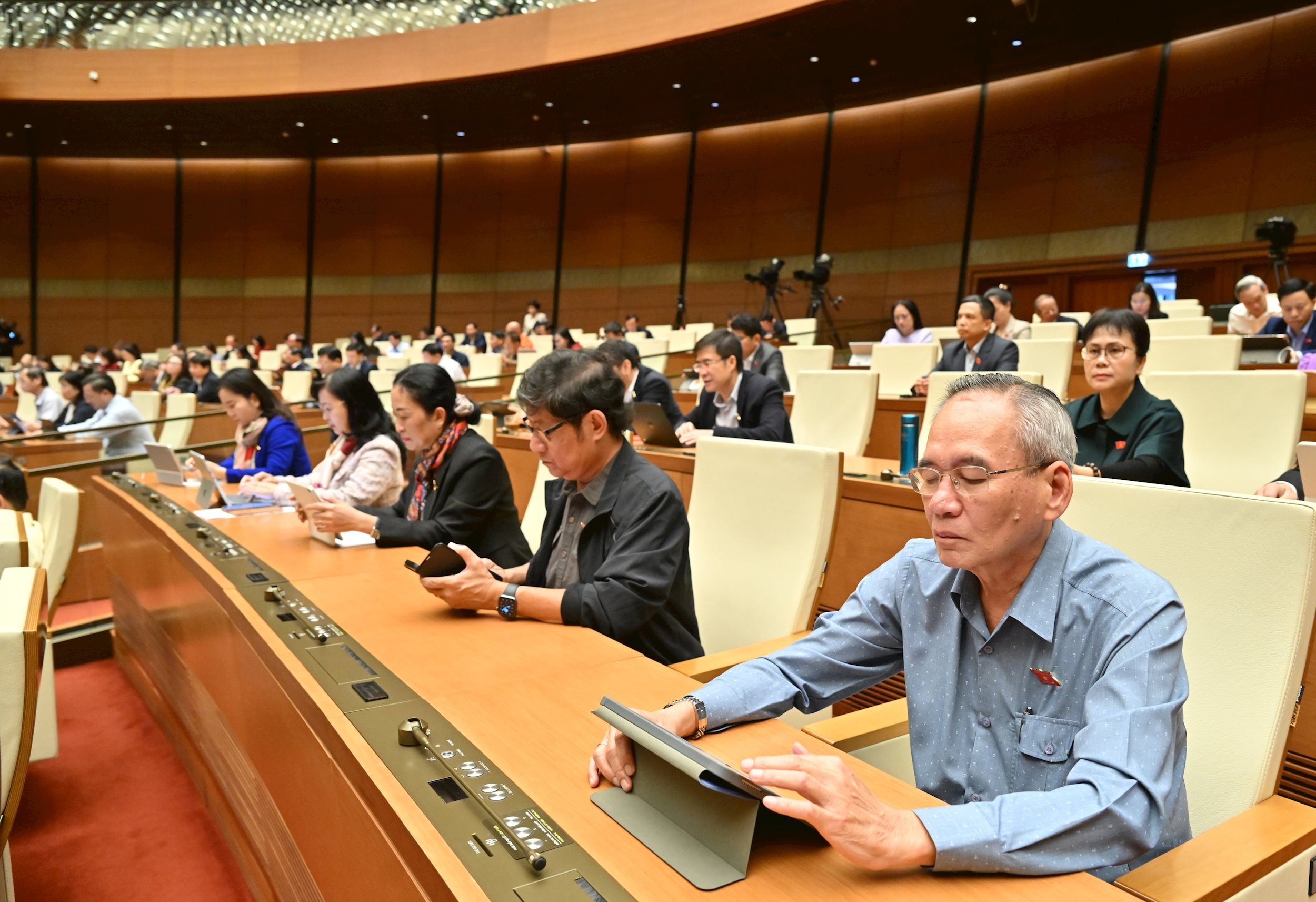 Các đại biểu tại phiên họpVQK_5148