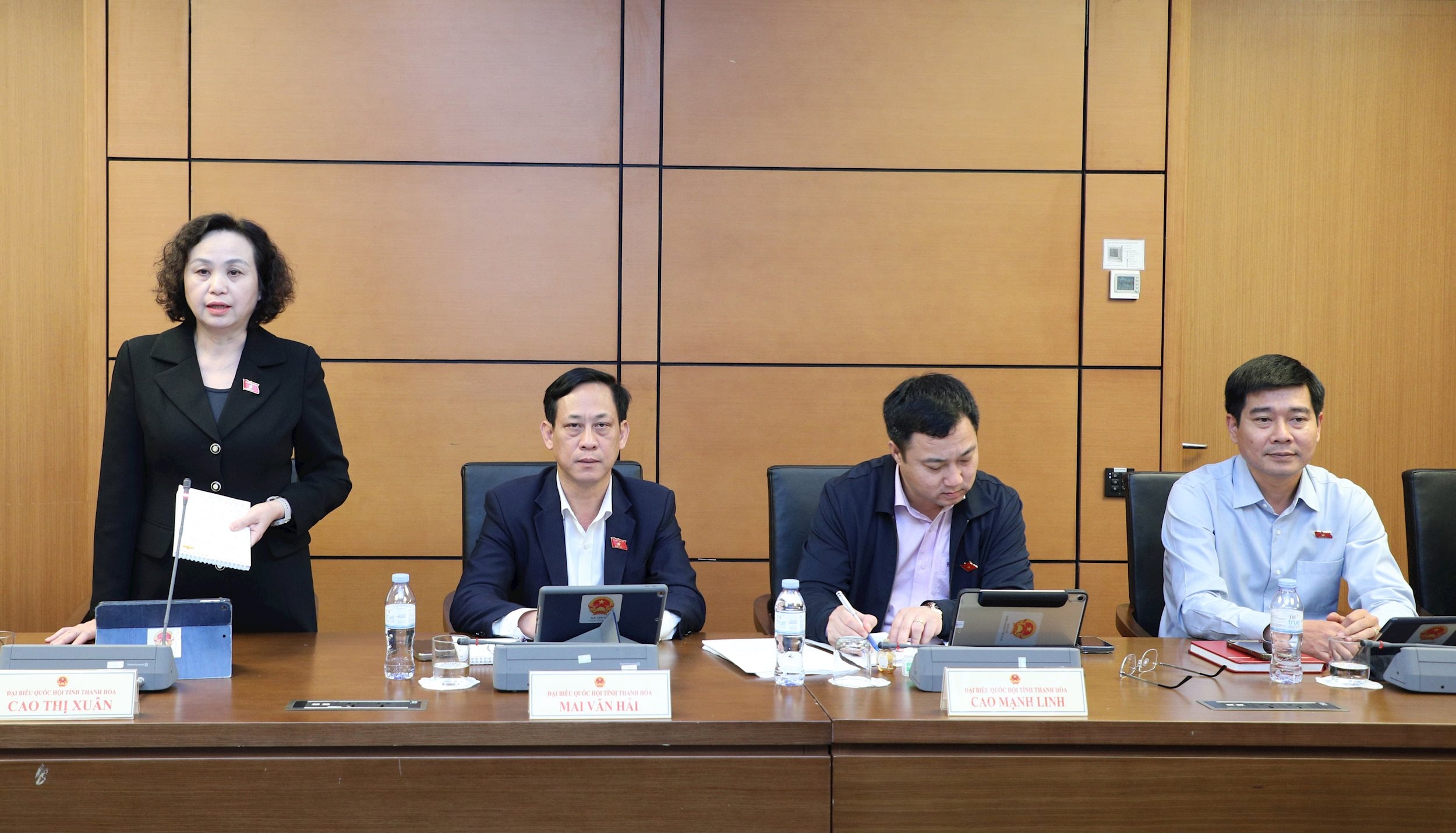 ĐBQH Cao Thị Xuân (Thanh Hóa) thảo luận tại tổ