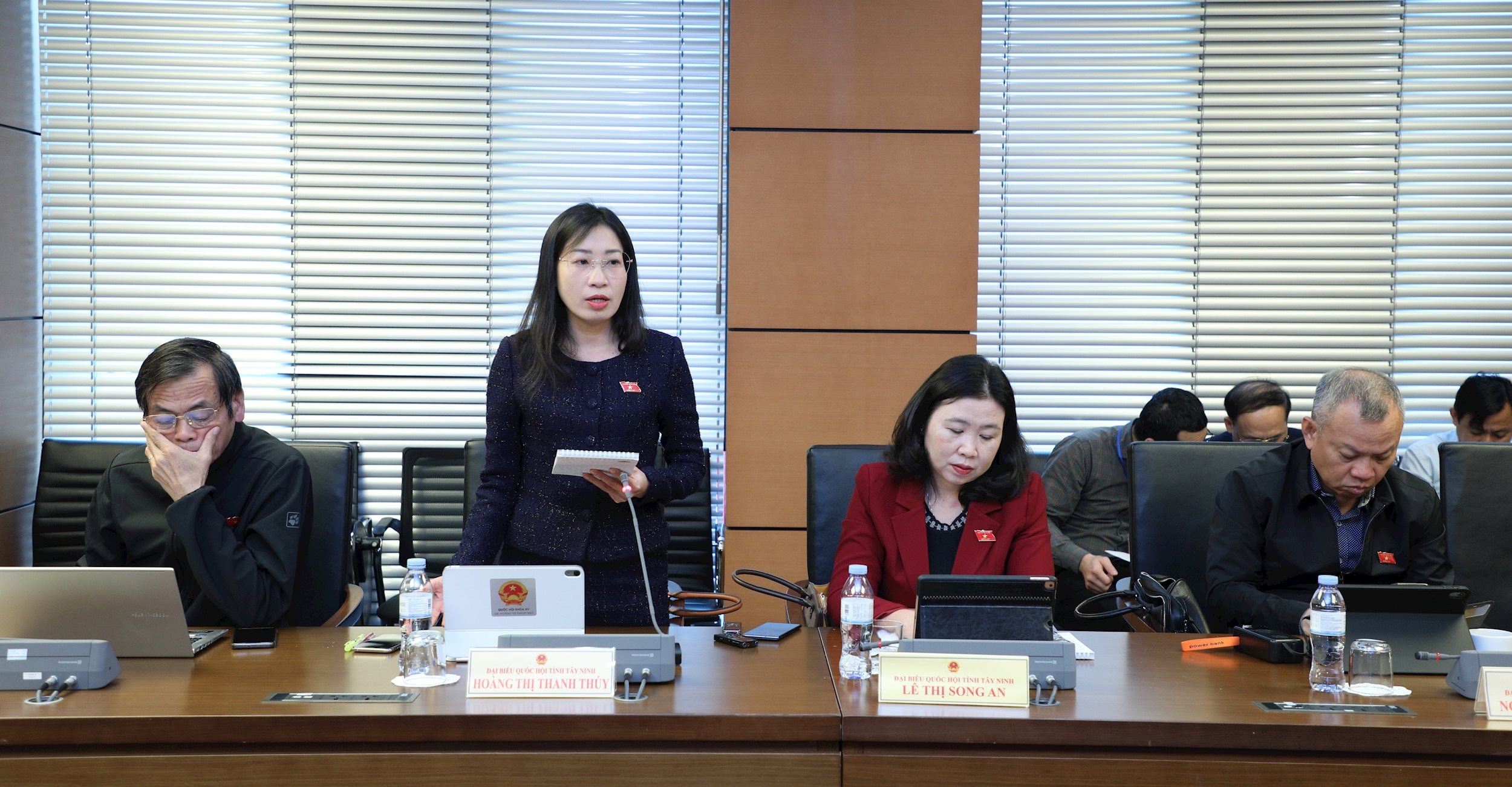 ĐBQH Hoàng Thị Thanh Thuý (Tây Ninh) thảo luận tại tổ