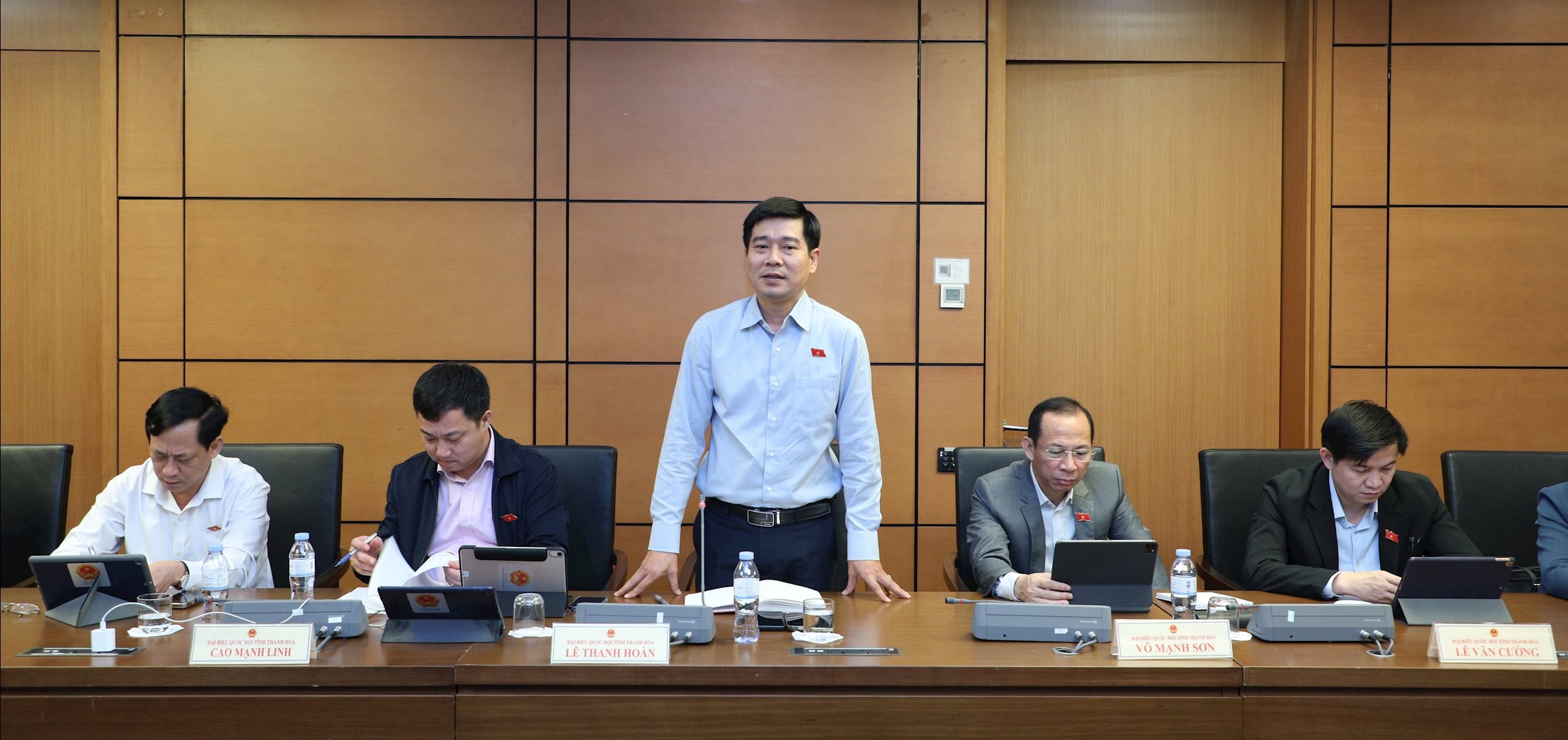 ĐBQH Lê Thanh Hoàn (Thanh Hóa) thảo luận tại tổ