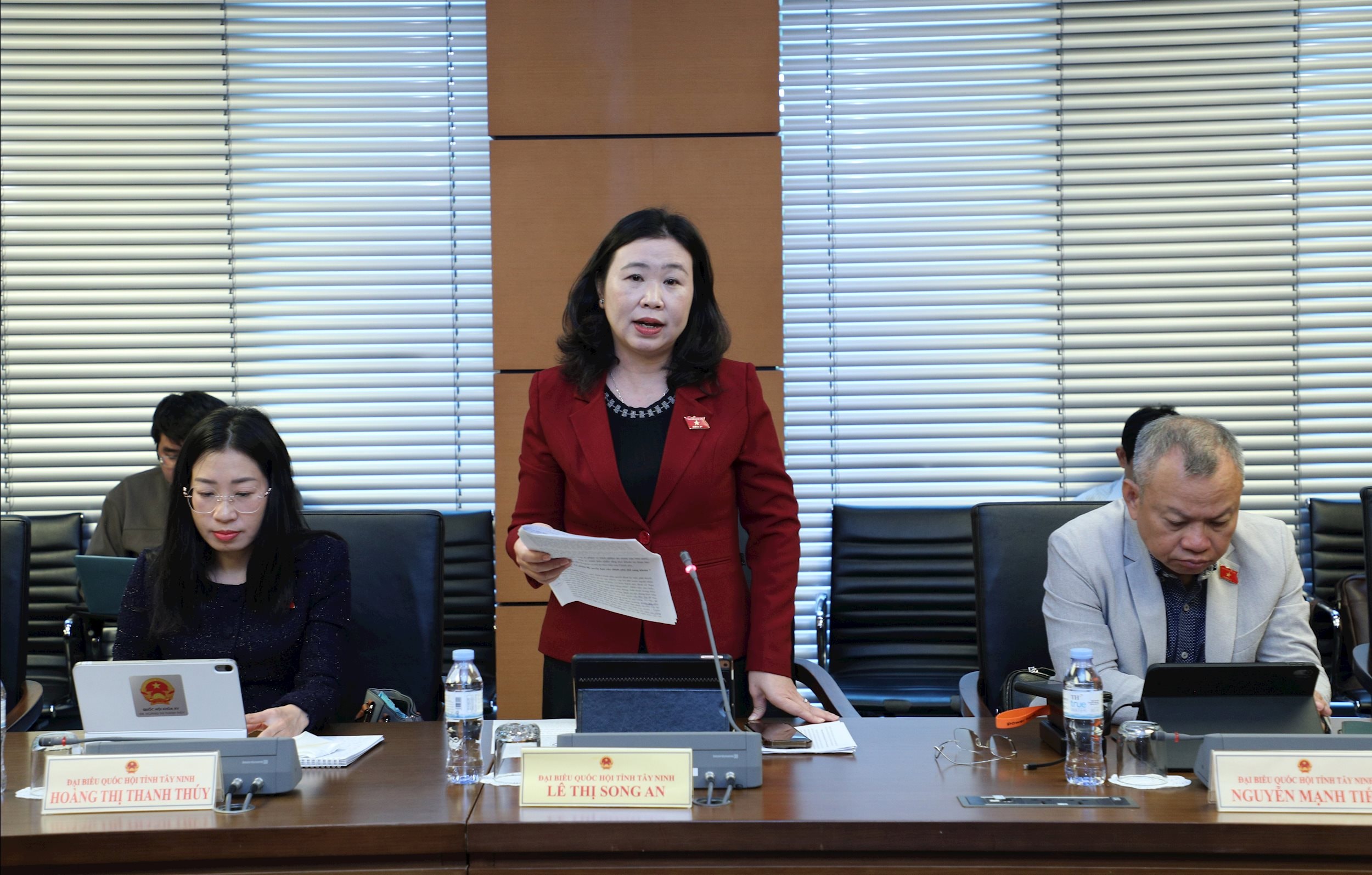 ĐBQH Lê Thị Song An (Tây Ninh) thảo luận tại tổ