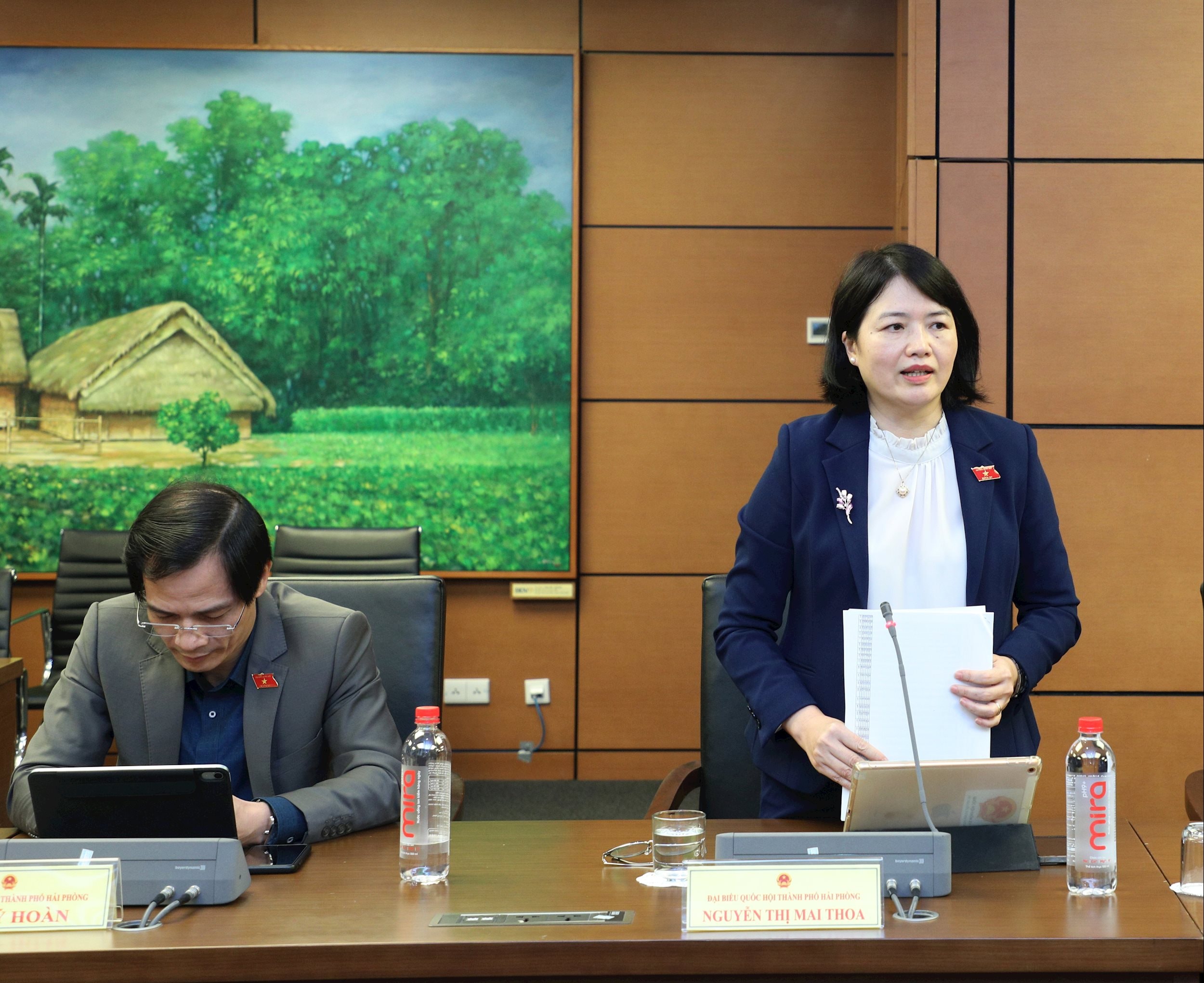 ĐBQH Nguyễn Thị Mai Thoa (TP. Hải Phòng) thảo luận tại tổ