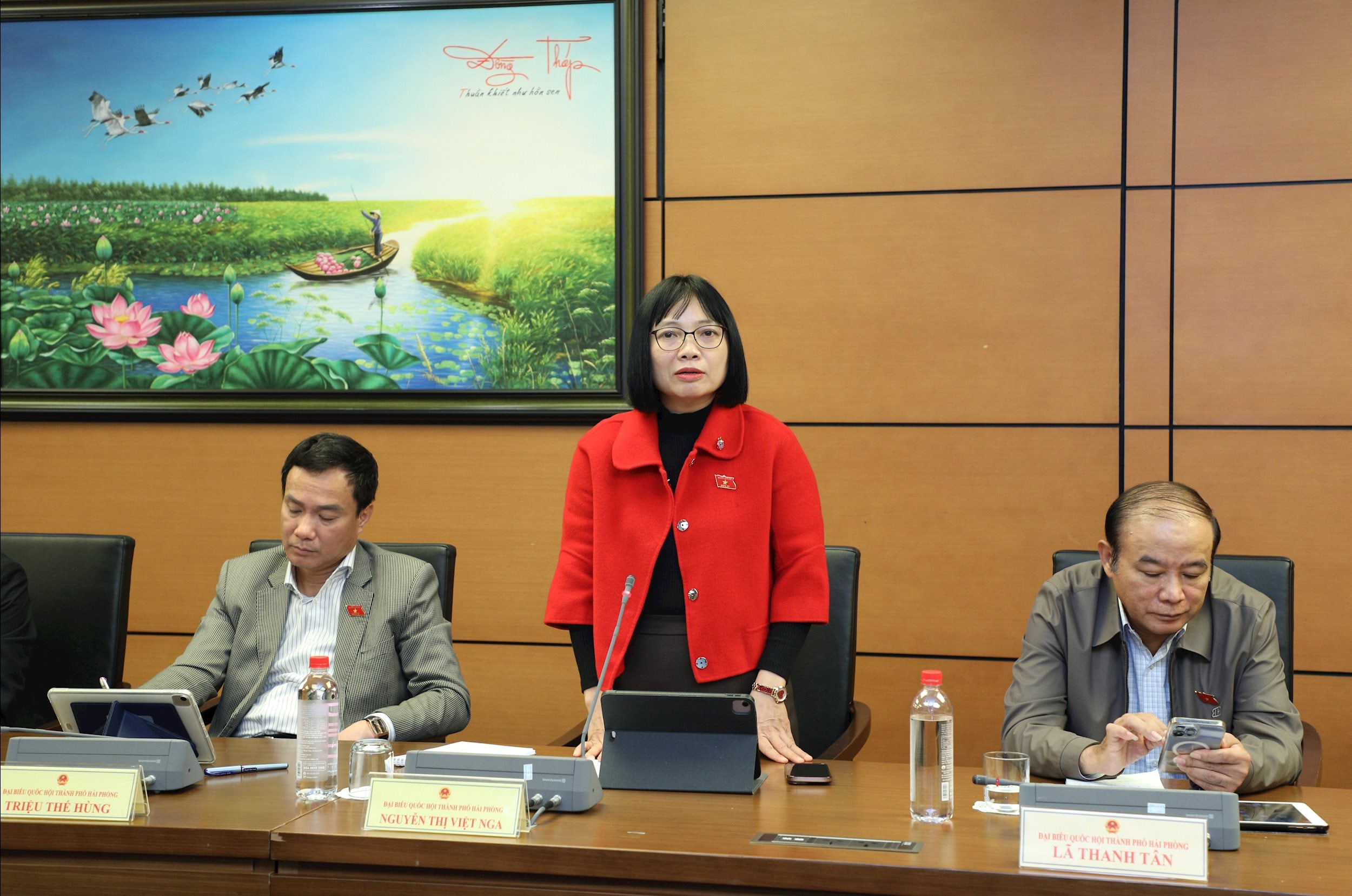 Ulusal Meclis Delegesi Nguyen Thi Viet Nga (Hai Phong Şehri) grupta tartışıldı
