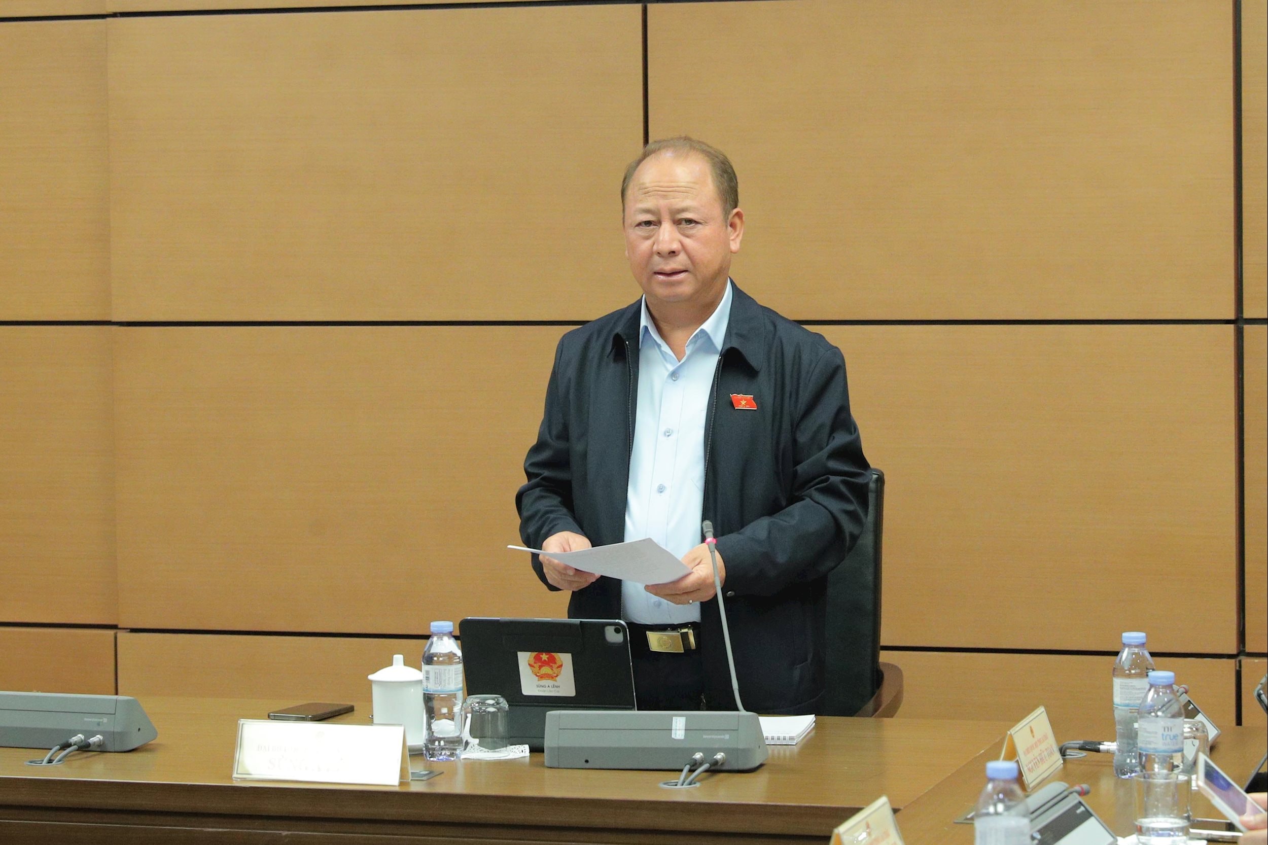Deputado da Assembleia Nacional Sung A Lenh (Lao Cai)