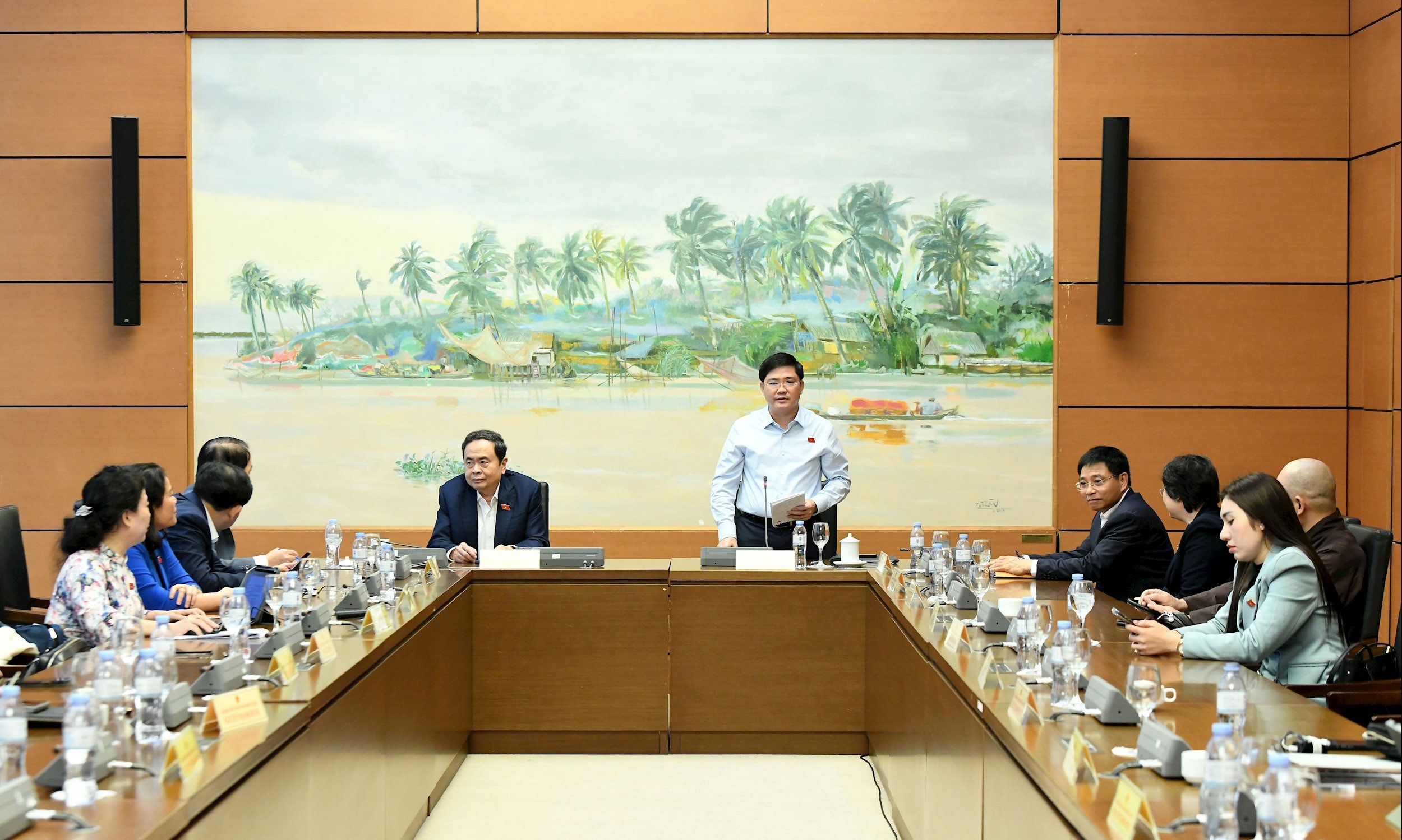 Trưởng Đoàn ĐBQH Thành phố Cần Thơ Nguyễn Tuấn Anh điều hành phiên thảo luận tổ