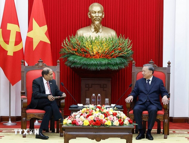Tổng Bí thư Tô Lâm tiếp Đại sứ Singapore Jaya Ratnam đến chào từ biệt, kết thúc nhiệm kỳ công tác tại Việt Nam. (Ảnh: Thống Nhất/TTXVN) ttxvn-tong-bi-thu-to-lam-tiep-dai-su-singapore-5.jpg