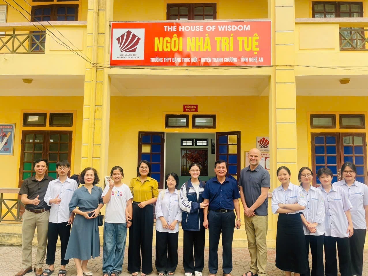 GS Shannon Gramse với học sinh Trường THPT Đặng Thúc Hứa, Nghệ An, tháng 4.2025 