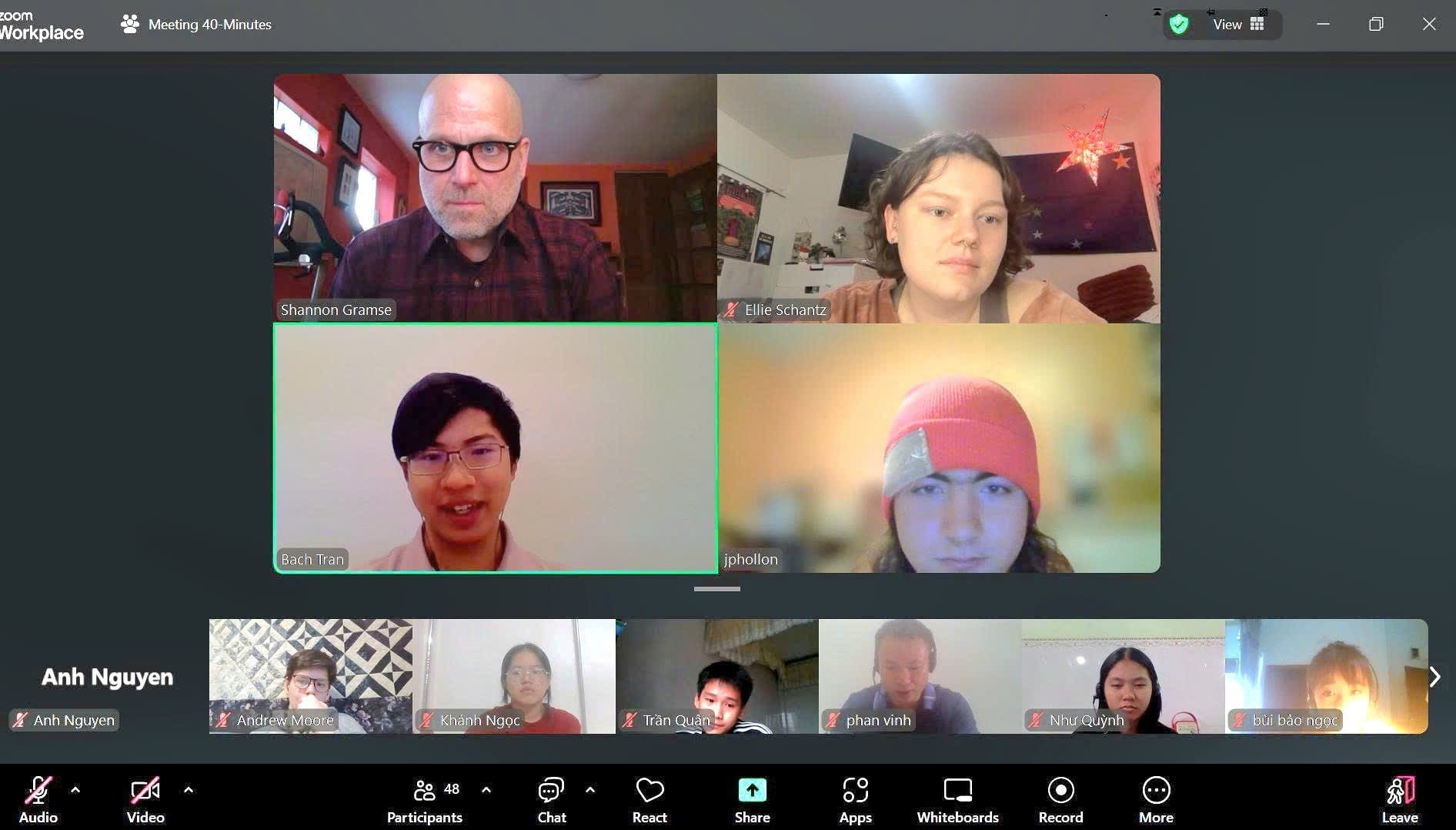 GS. Shannon Gramse cùng sinh viên Đại học Alaska Anchorage (Alaska, Mỹ) và Trần Việt Bách từ chương trình Ngôi nhà Trí tuệ trò chuyện với học sinh Việt Nam ngày 2.11.2025 