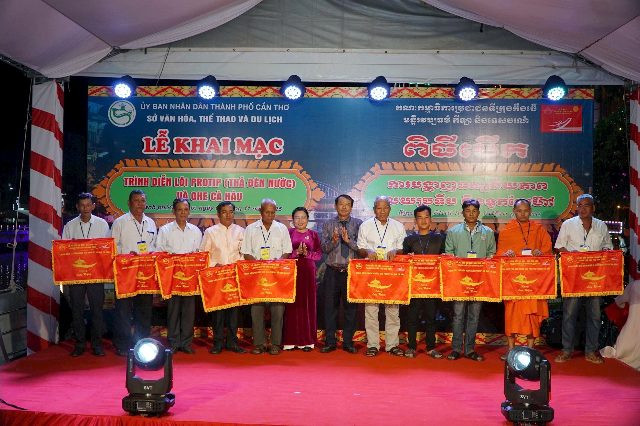 Ngo 4Lãnh đạo thành phố chúc mừng đồng bào Khmer nhân dip Ooc Om Boc