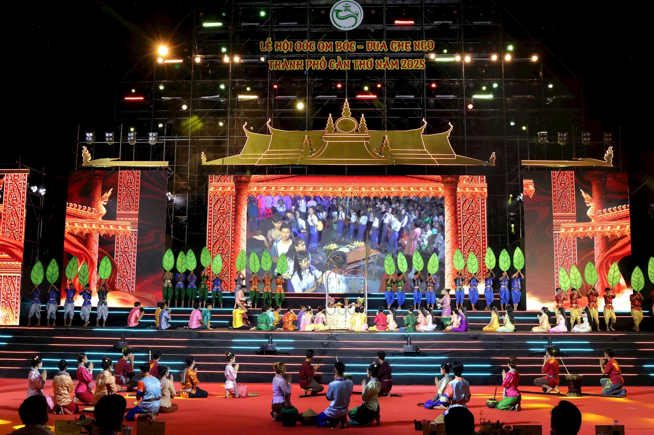 Ngo tái hện lễ cúng trăng