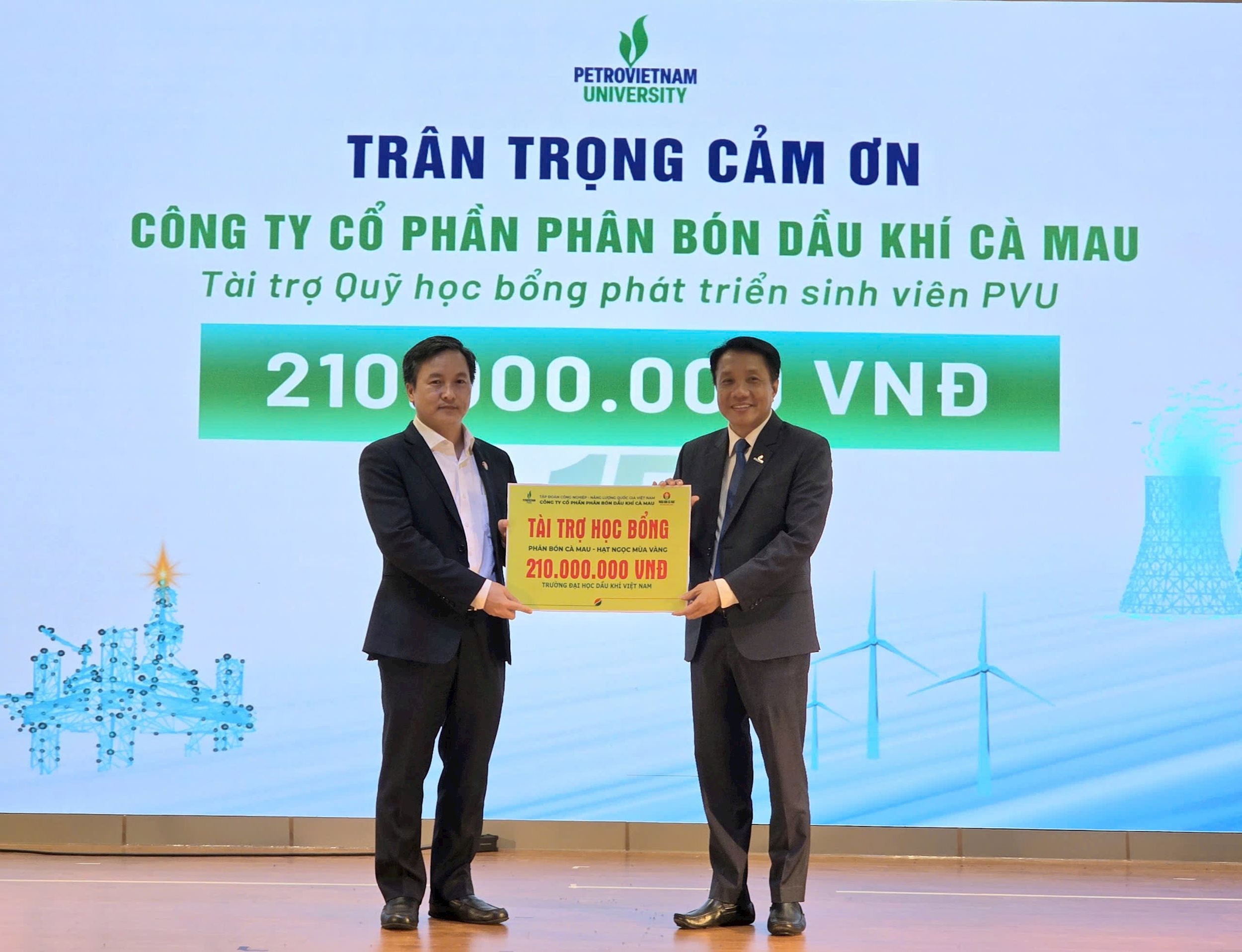 Ông Nguyễn Thanh Tùng - Phó TGĐ đại diện PVCFC trao tặng sinh viên Đại học Dầu khí Việt Nam 210 triệu đồng