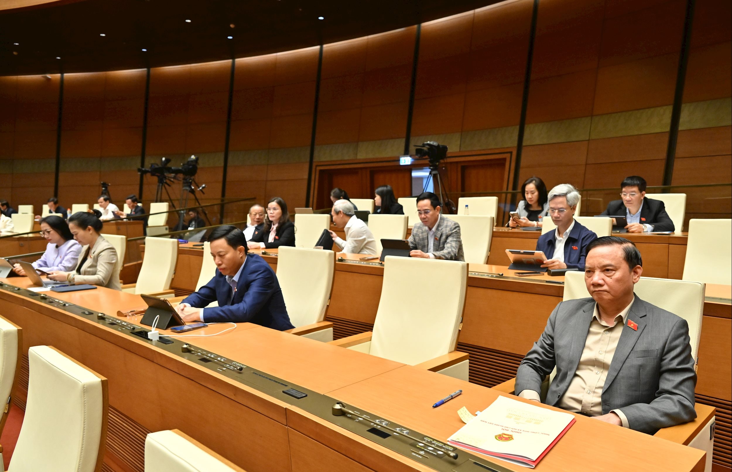 Phó Chủ tịch Quốc hội Nguyễn Khắc Định và các đại biểu tại phiên họpVQK_5164