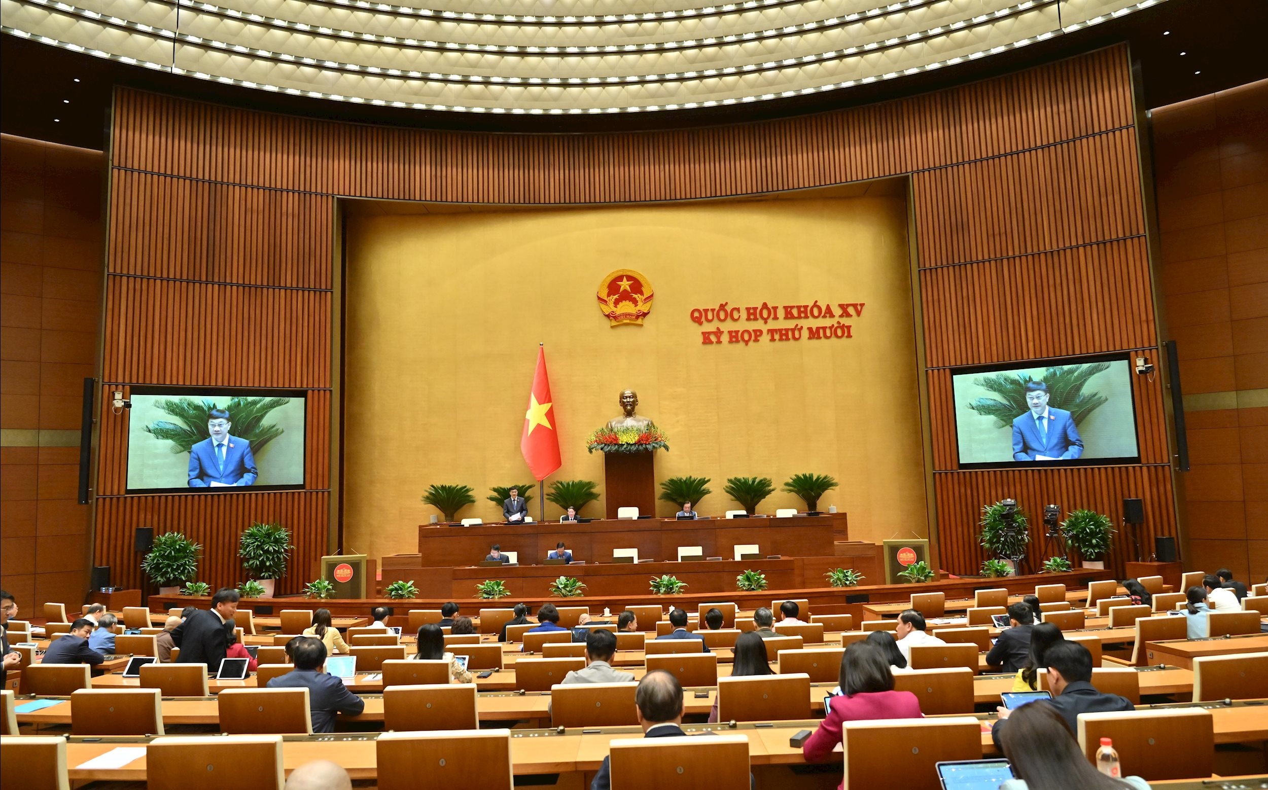 नेशनल असेंबली के उपाध्यक्ष वु होंग थान ने बैठक की अध्यक्षता की।