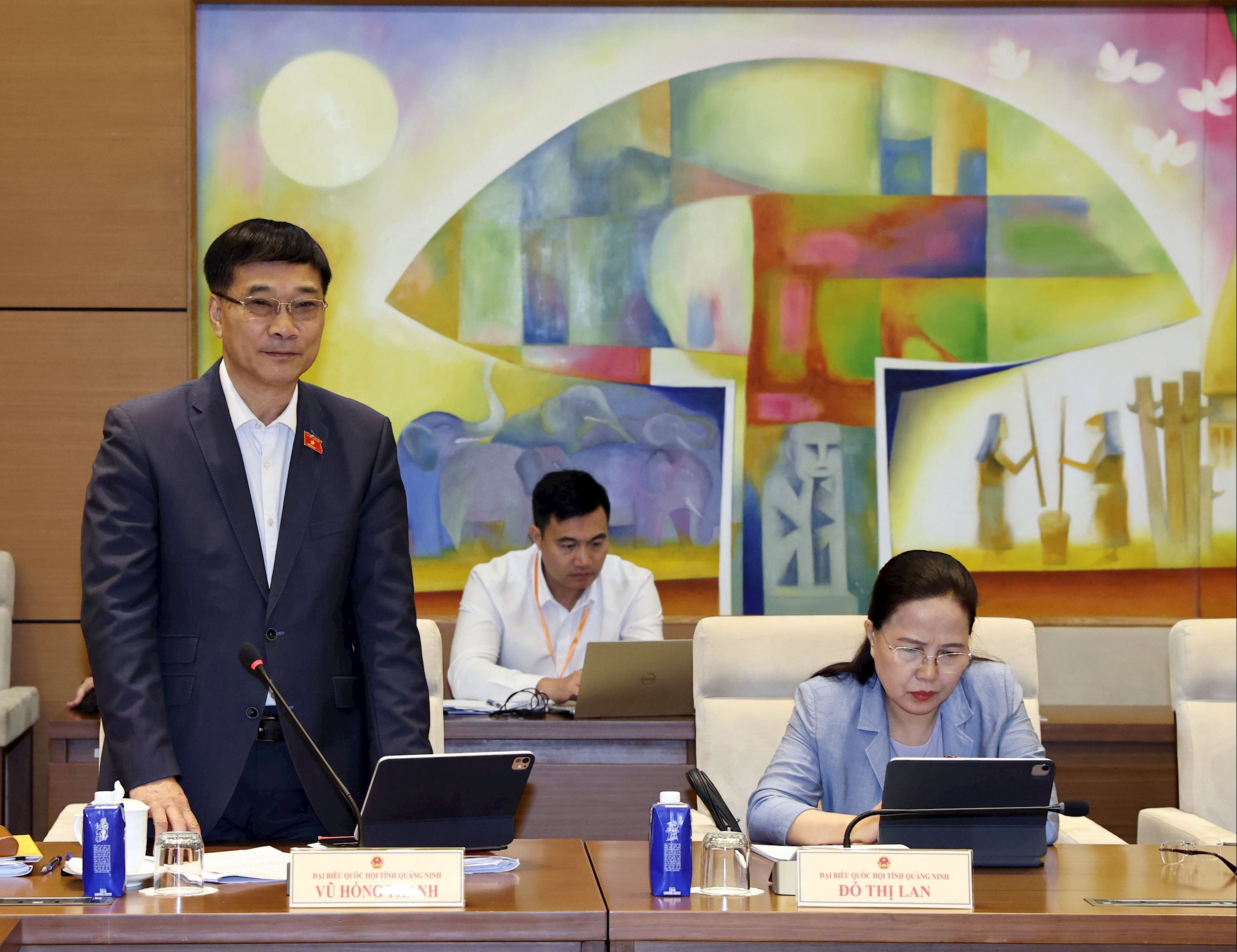 نائب رئيس الجمعية الوطنية فو هونغ ثانه يتحدث