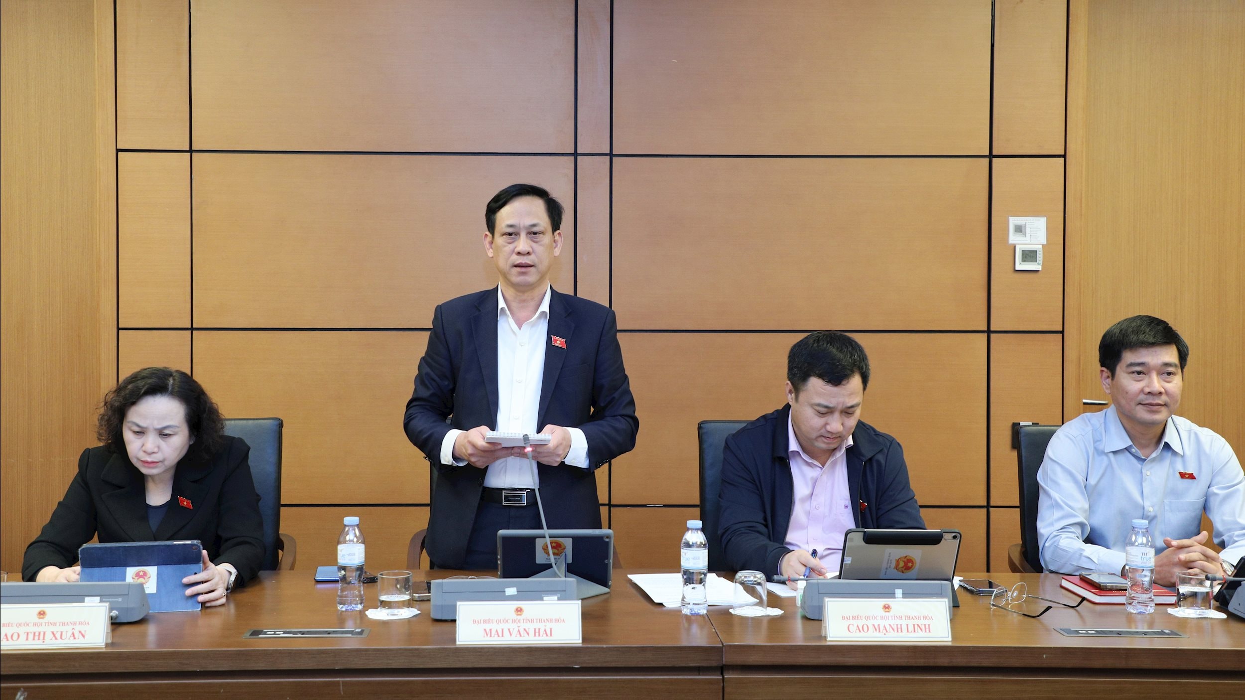 Phó Trưởng Đoàn ĐBQH tỉnh Thanh Hóa Mai Văn Hải thảo luận tại tổ