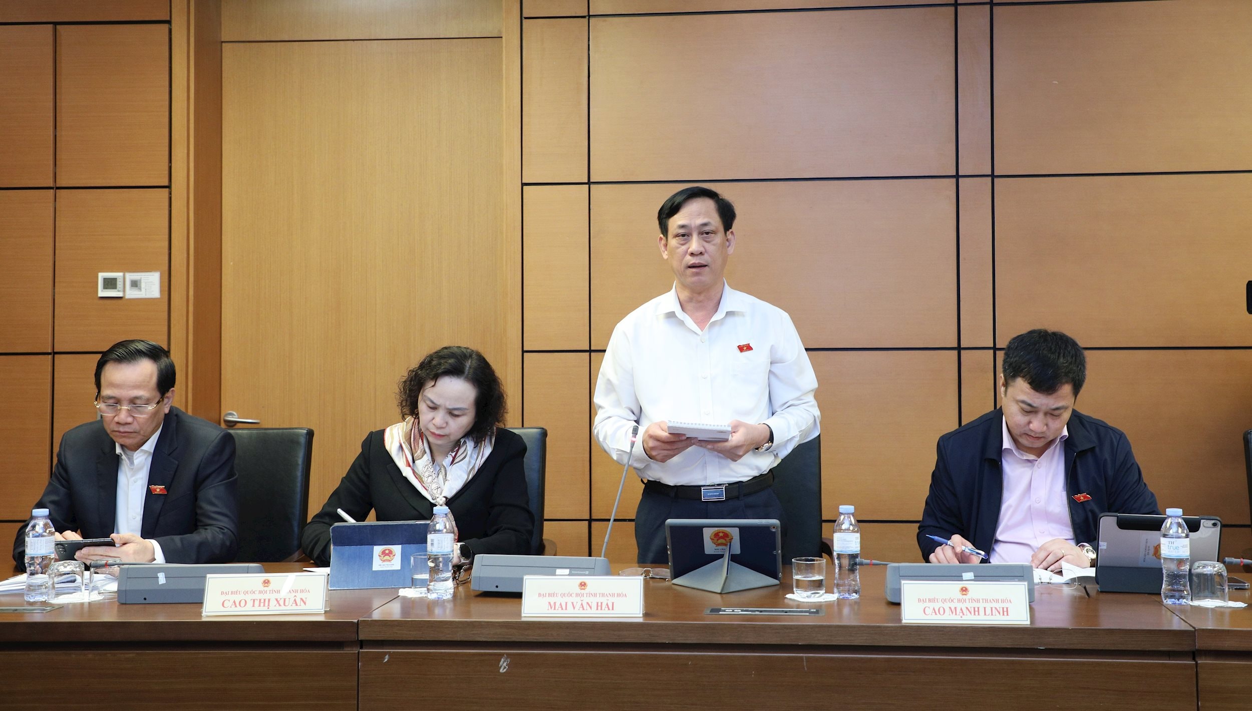 Phó Trưởng Đoàn ĐBQH tỉnh Thanh Hóa Mai Văn Hải thảo luận tại tổ