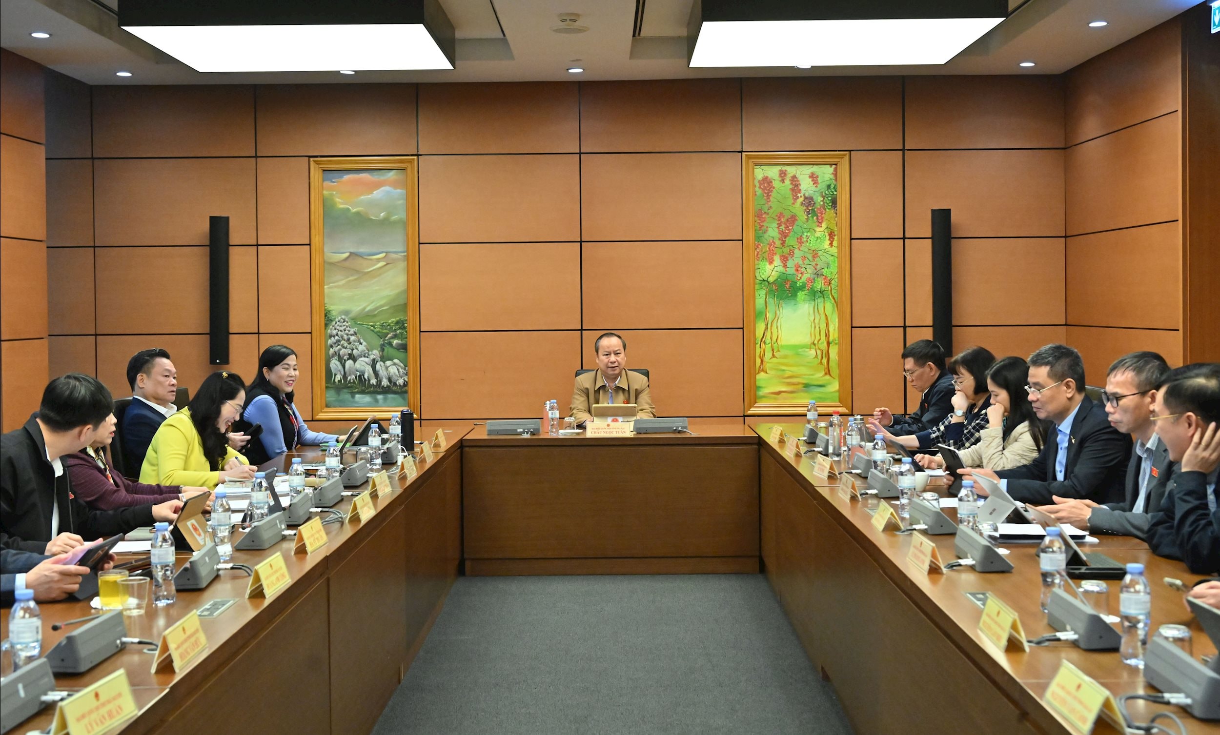 Toàn cảnh phiên thảo luận tổ 5 (Thái Nguyên, Gia Lai)VQK_5246