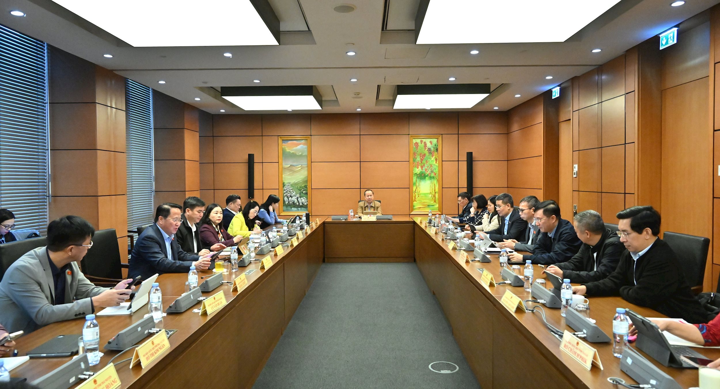 Toàn cảnh phiên thảo luận tổ 5 (Thái Nguyên, Gia Lai)VQK_5250