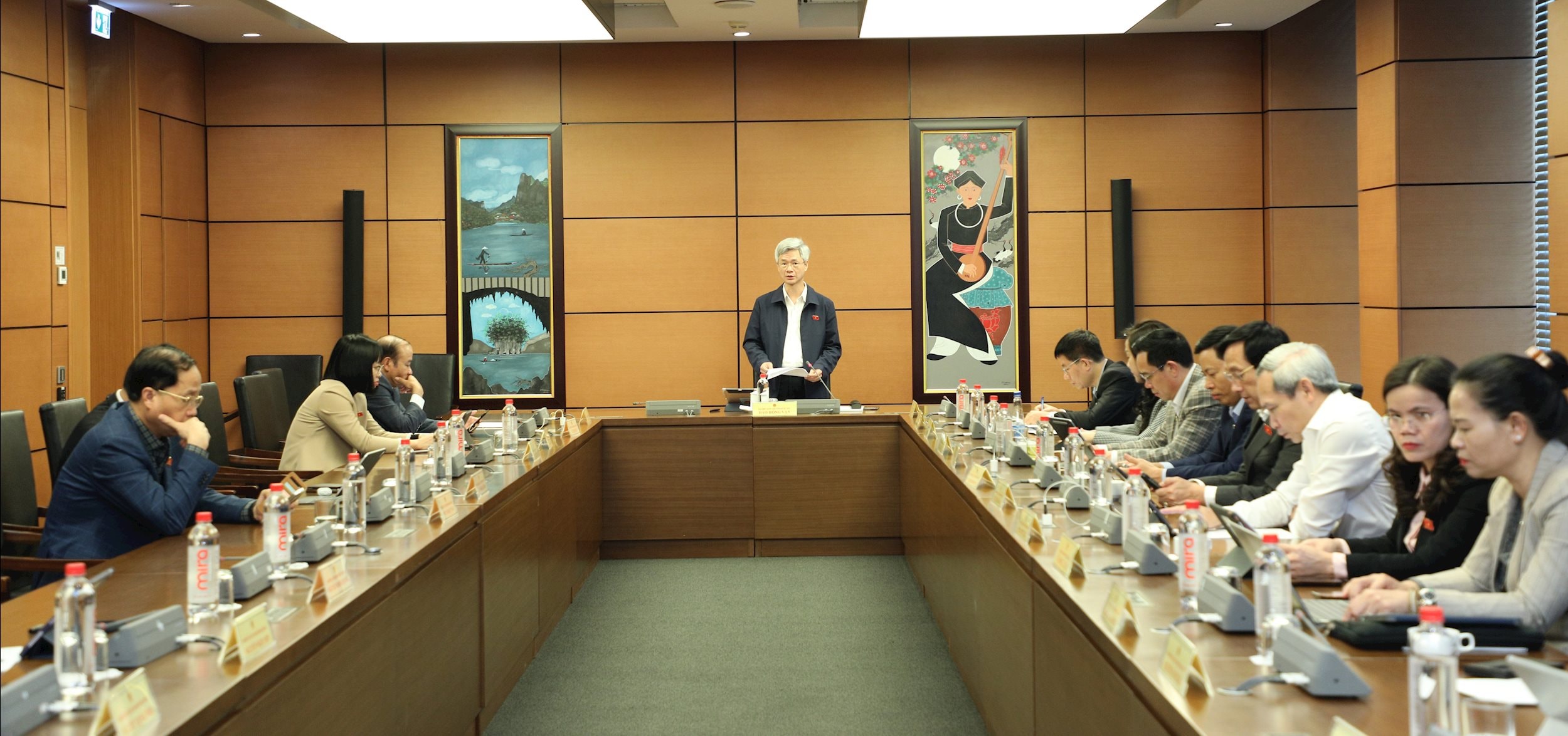 Toàn cảnh tổ 9 (Hưng Yên - Hải Phòng) thảo luận tại tổ