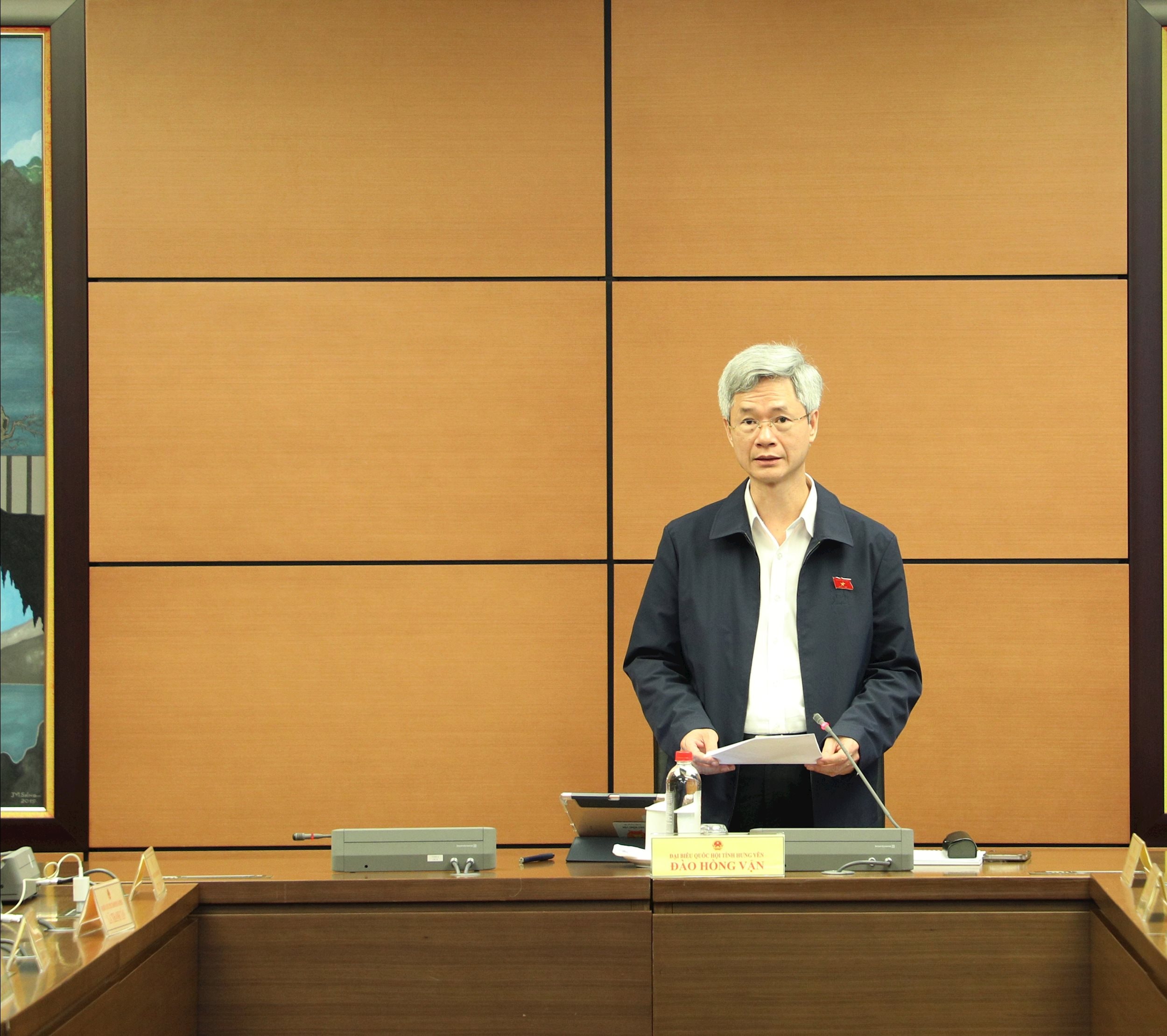 Trưởng Đoàn ĐBQH chuyên trách tỉnh Hưng Yên Đào Hồng Vận chủ trì phiên thảo luận tổ