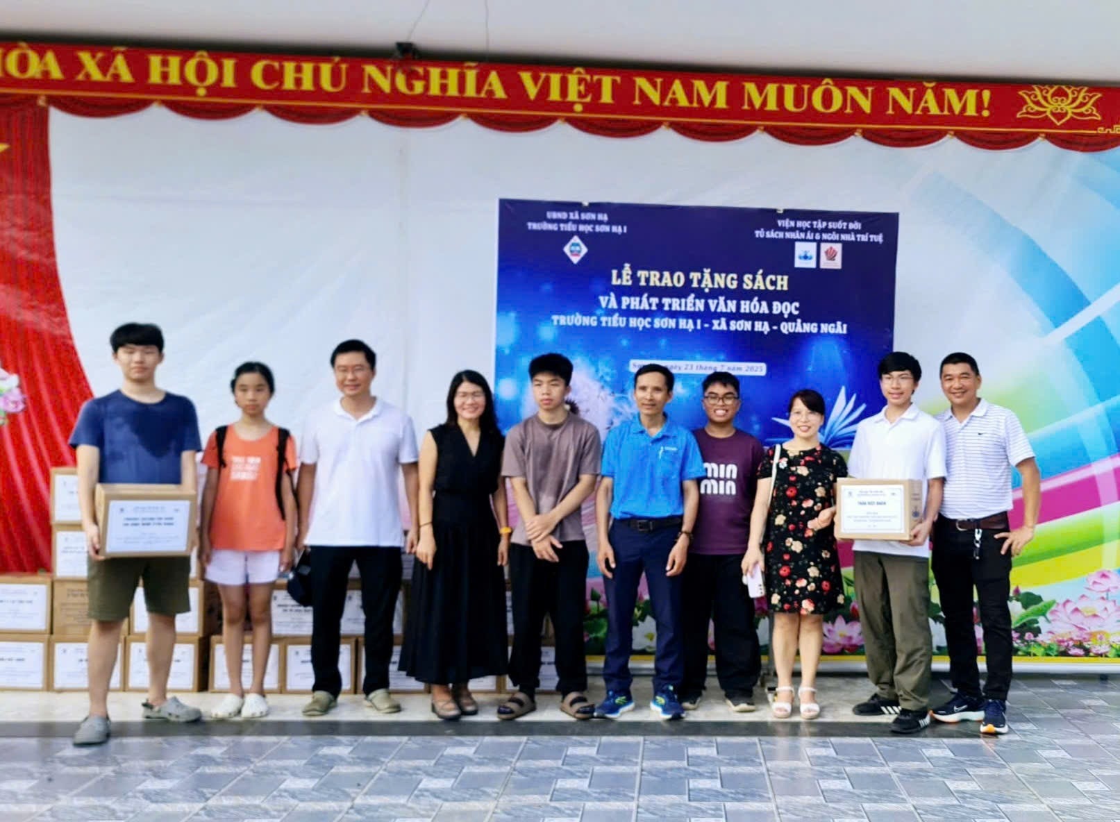 Việt Bách trong chuyến đi trao tặng sách cùng Chương trình Tủ sách Nhân Ái tại xã Sơn Hạ, Quảng Ngãi, tháng 7.2025