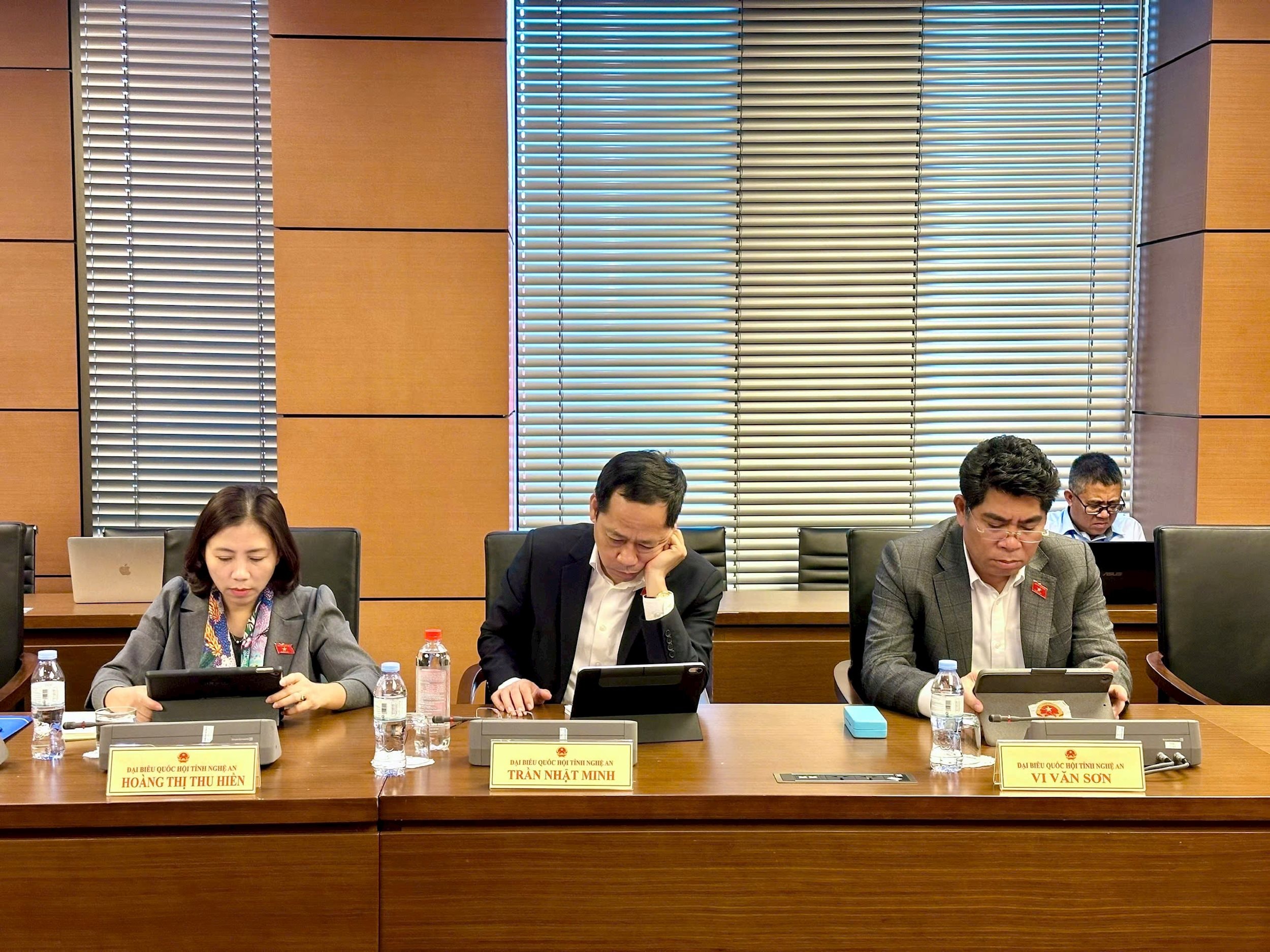 Delegasjon fra nasjonalforsamlingsrepresentanter fra Nghe An-provinsen deltok i diskusjonen. Foto: HP