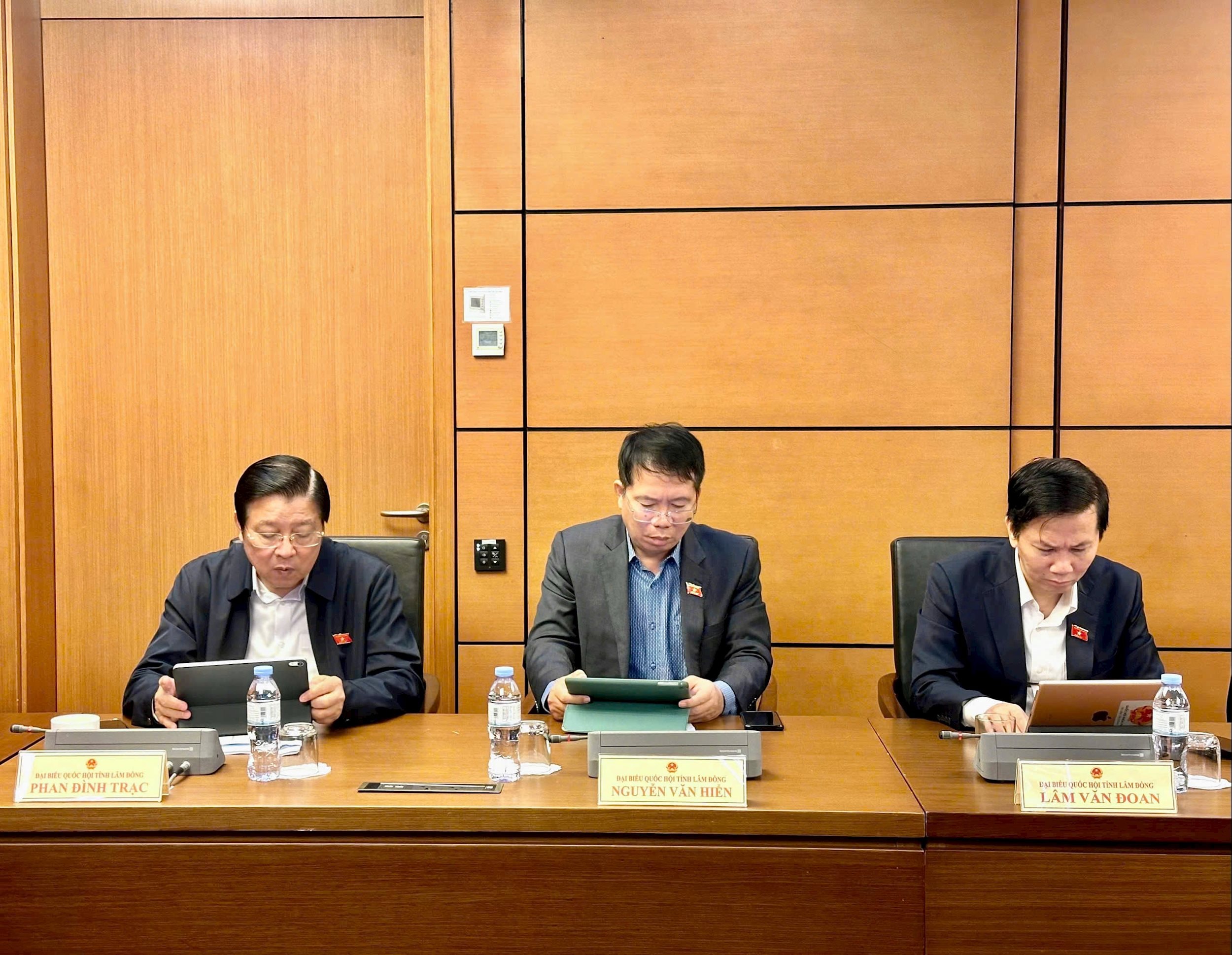 Representanter fra nasjonalforsamlingen i Lam Dong-provinsen deltar på gruppediskusjonen. Foto: HP