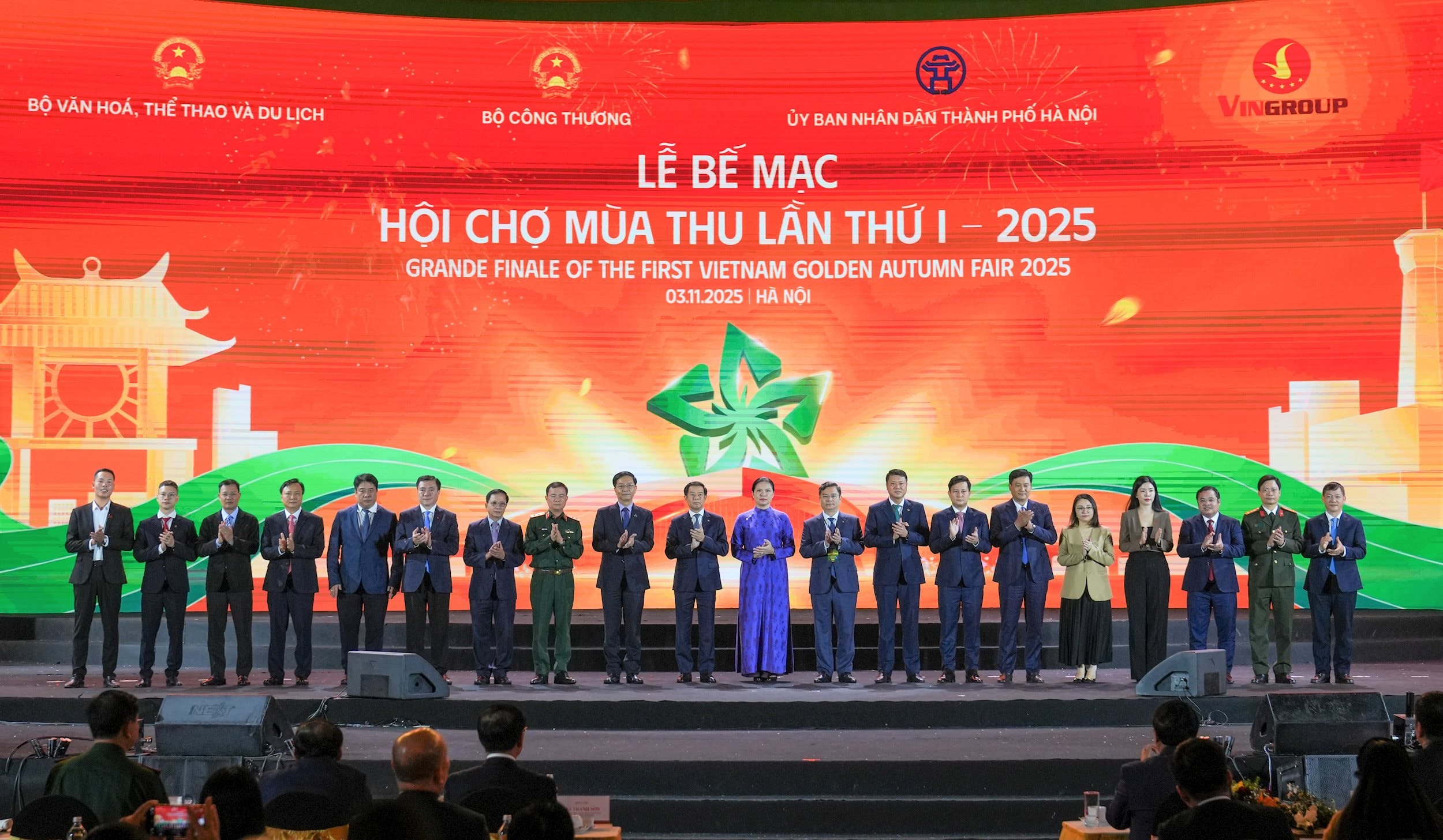 2. Společnost Vietnam Airlines si ve spolupráci s podniky, korporacemi a bankami po celé zemi přeje přispět k podpoře lidí v oblastech postižených povodněmi, aby překonali těžkosti a stabilizovali své životy.