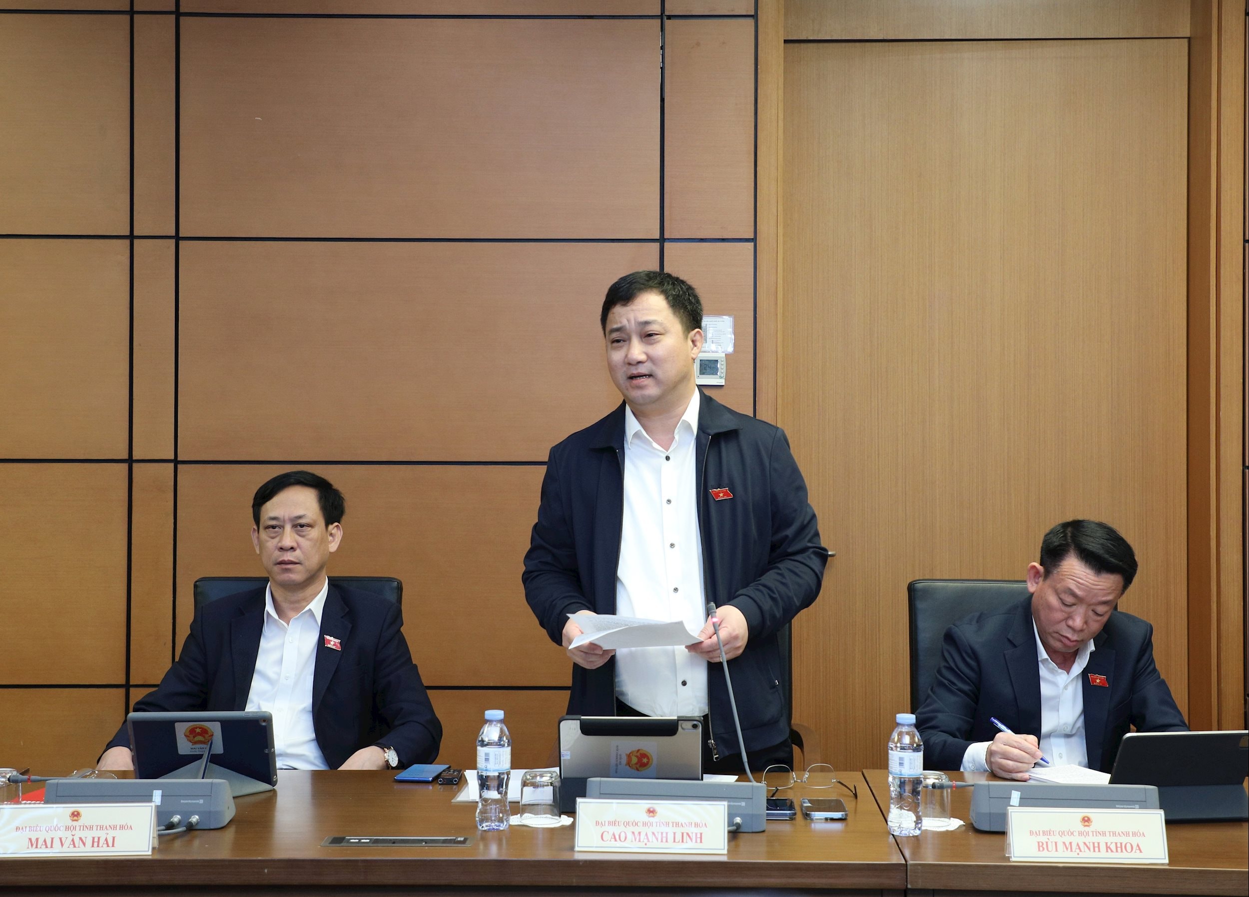 ĐBQH Cao Mạnh Linh (Thanh Hóa) thảo luận tại tổ