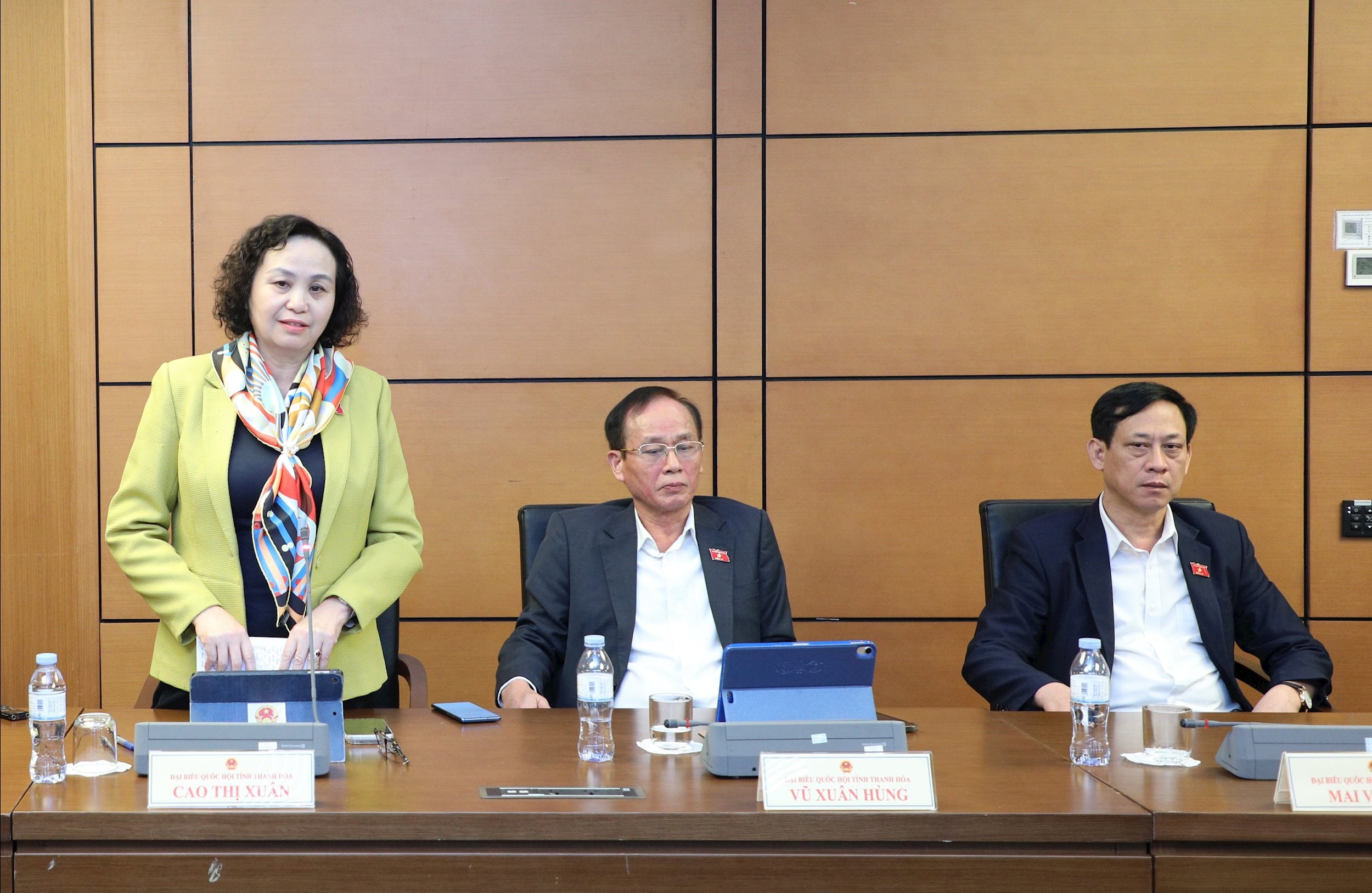 ĐBQH Cao Thị Xuân (Thanh Hóa) thảo luận tại tổ