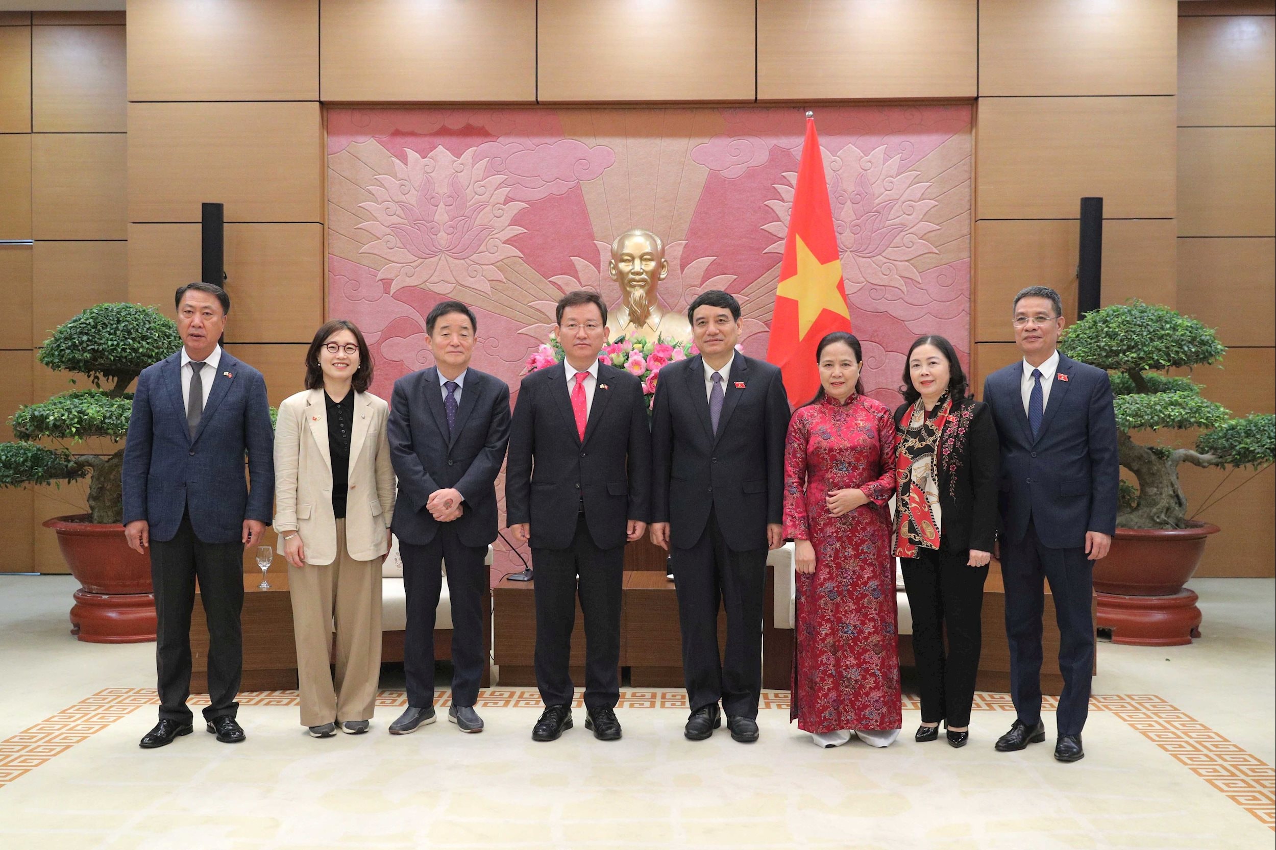 A küldöttek emlékfotókat készítenek