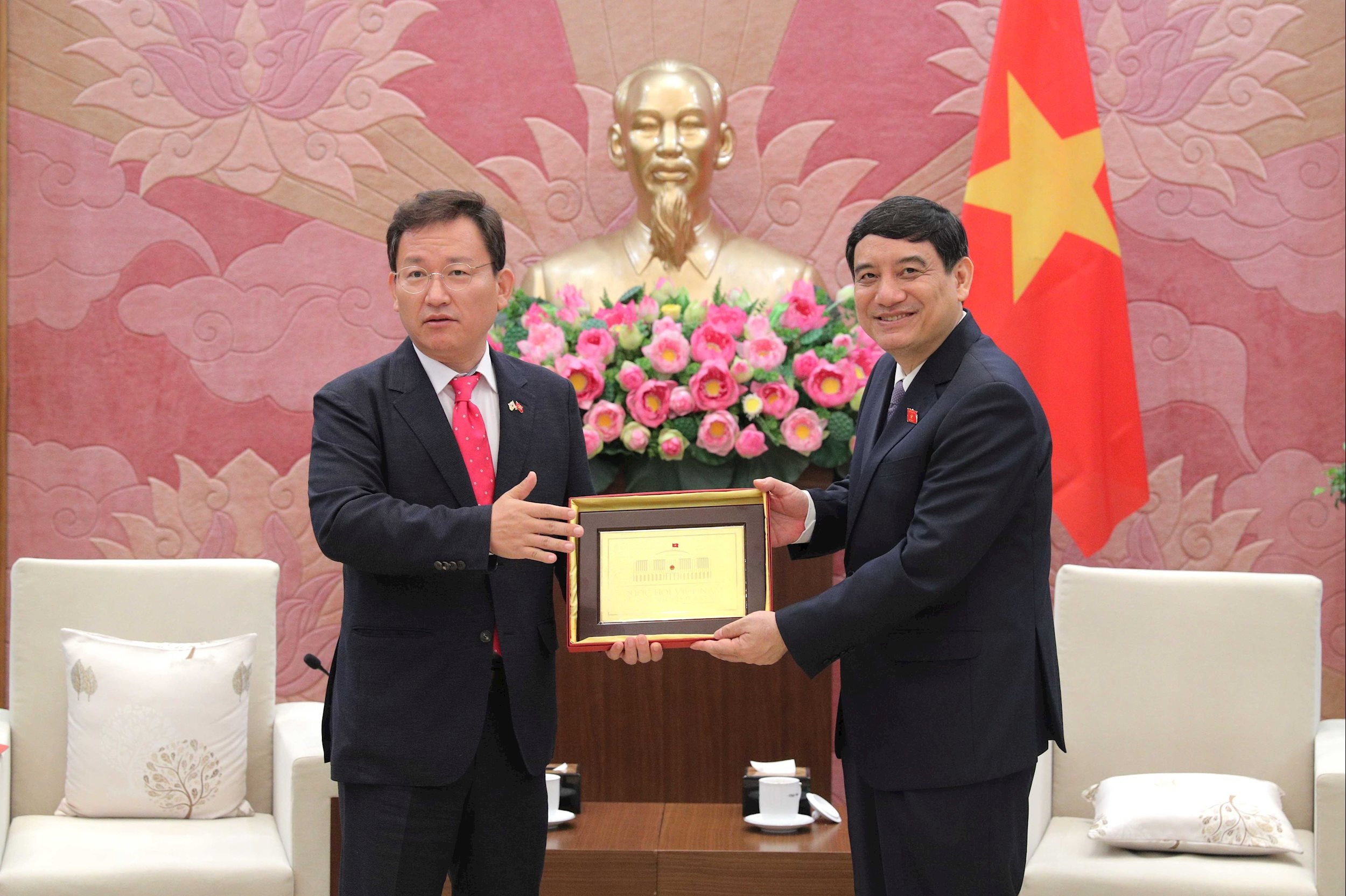 Nguyễn Đủ Vinh, a Kulturális és Szociális Ügyek Bizottságának elnöke ajándéktárgyakat adott át