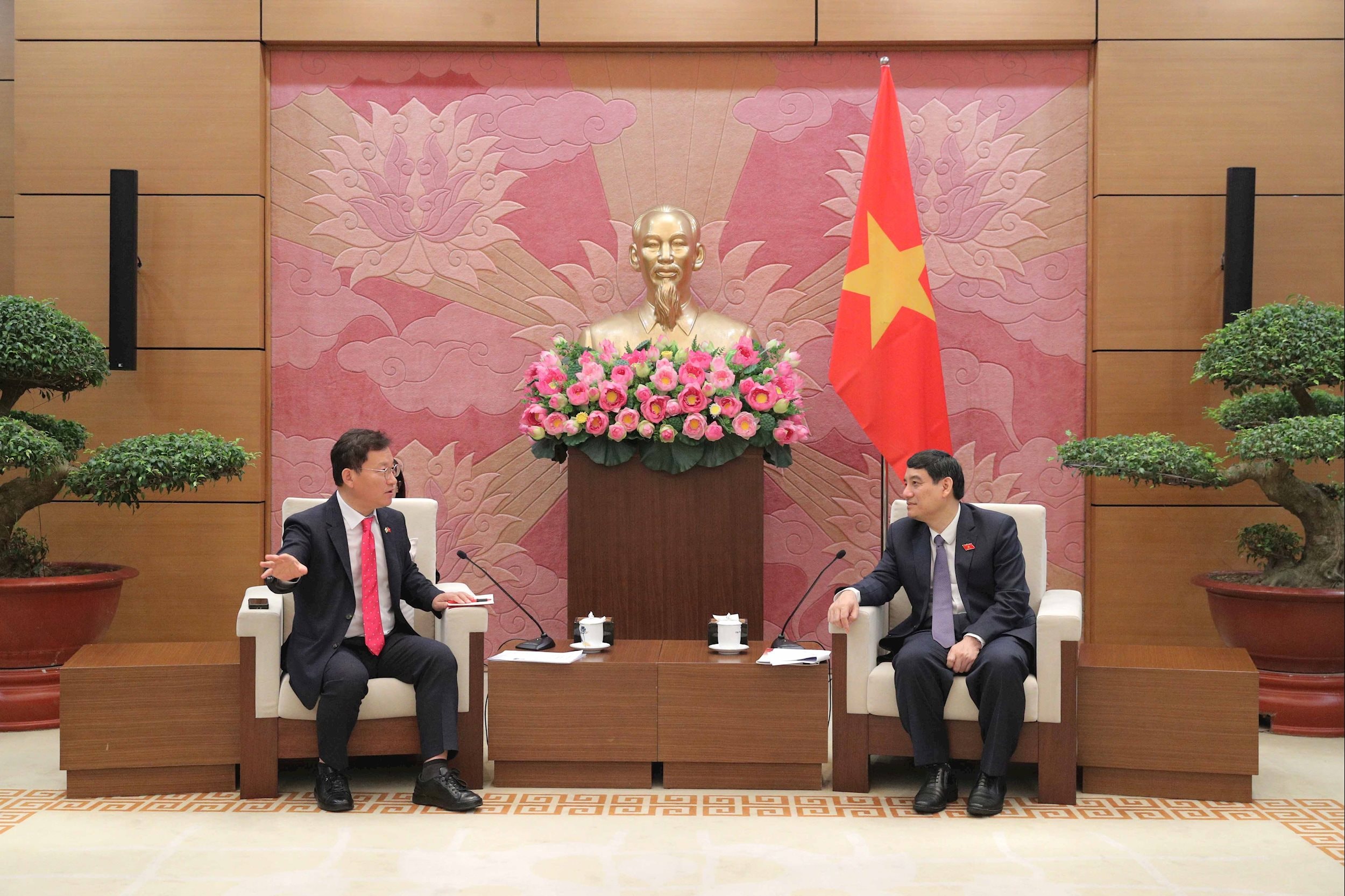 Nguyễn Đủ Vinh, a Kulturális és Szociális Ügyek Bizottságának elnöke átvette