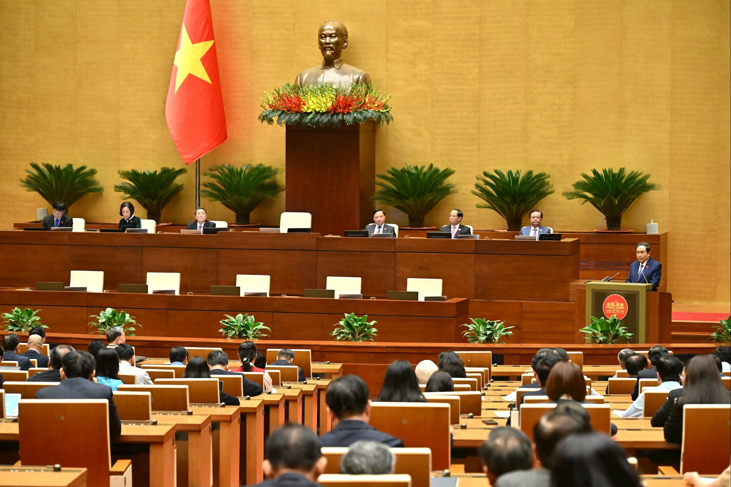 قومی اسمبلی کے چیئرمین ٹران تھان مین نے قومی اسمبلی کی قرارداد نمبر 5760(1) کا اعلان کیا۔